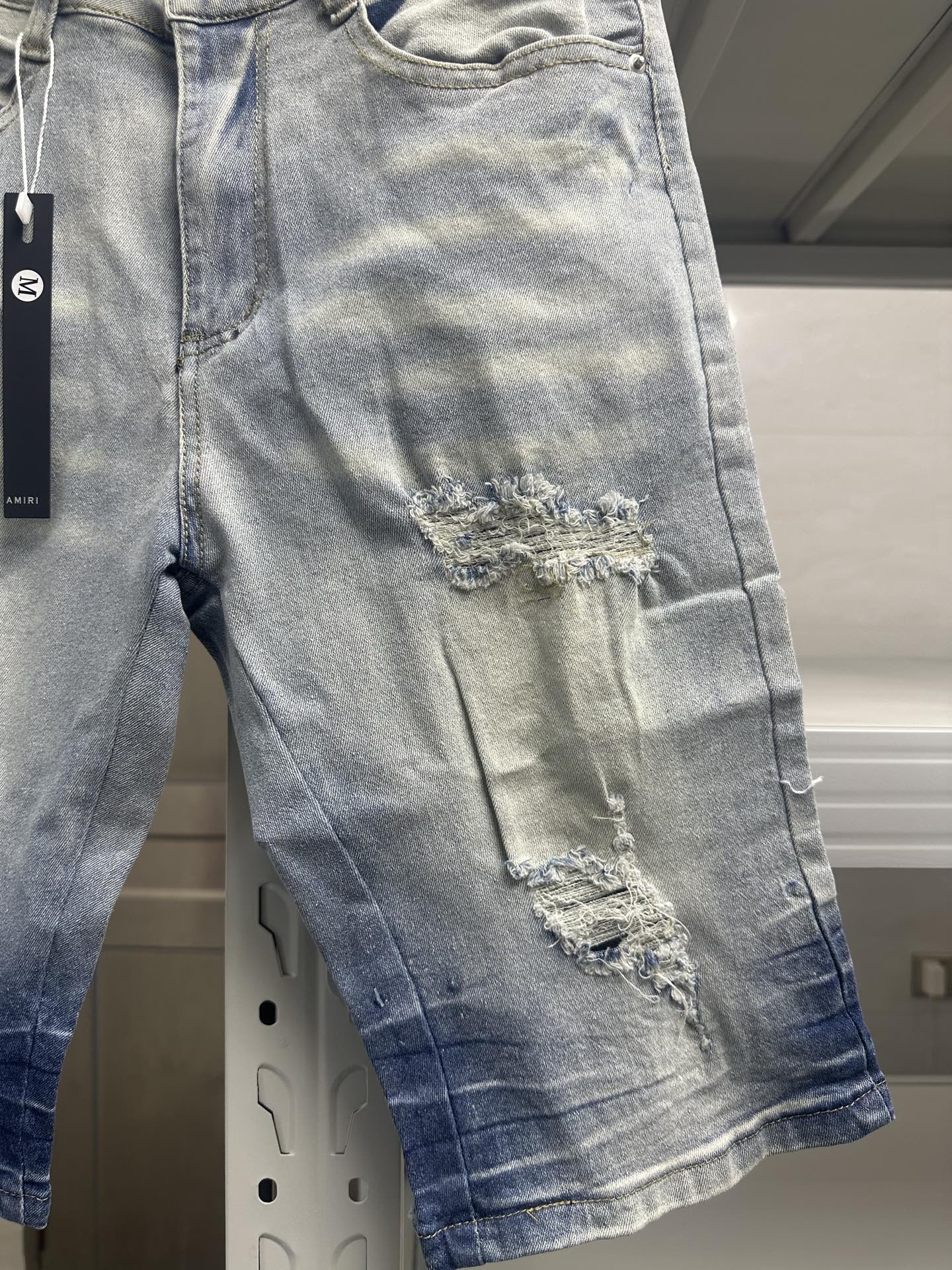 High Street Men’s Fashion Trends: Oversized AMIRI Cowboy Shorts and FOG Queen Styles - 图片 3