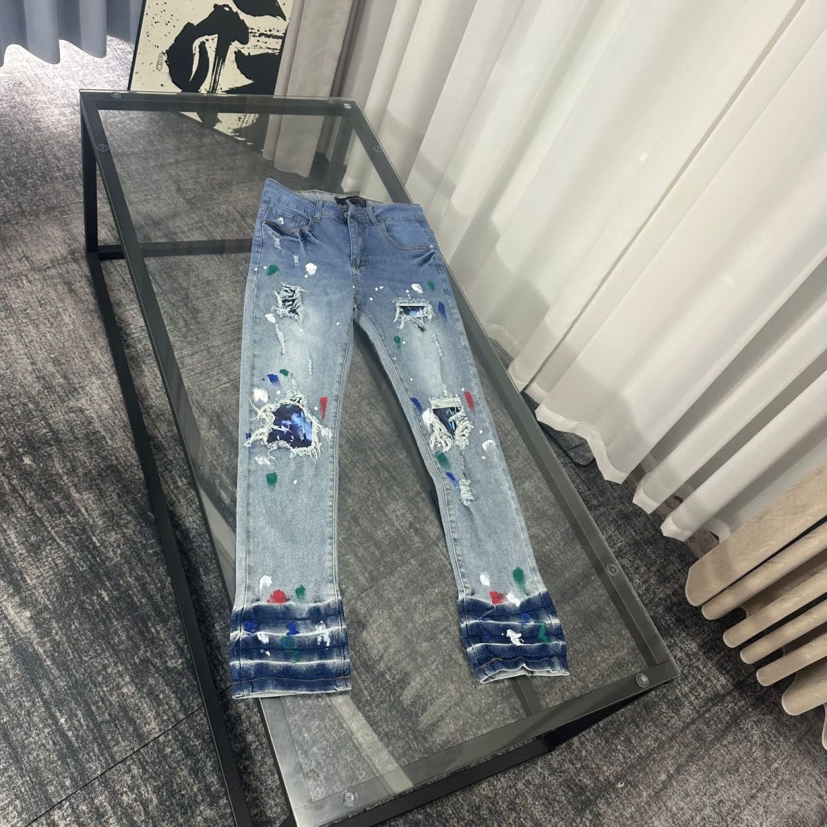 💰118 款号Cc883
顶级复刻 AMIRI泼墨牛仔裤长裤 AMIRI高街基础破洞紧身弹力牛仔裤长裤 Amiriamiri音译为埃米尔,是创始人的名字,amiri的创始人Mike Amiri从小就在美国洛杉矶长大,自小受当地街头文化Rock 的影响,所以创立了以自己名字命名的amiri品牌,各式各样的潮牌服装满足了不同潮流玩家的需求。amiri服装款式新颖独特,是美国比较出名的一个街头潮牌很多衣服的款式和风格受到很多街拍人士的喜爱。格式各样的服装款式,满足了不同人穿搭的需求,展现.自己独特的气质,尽显穿搭潮流。amiri的牛仔裤是比较出名的,不仅造型款式有很多,牛仔裤的质量也做的非常到位,很多明星也都穿过amiri品牌的牛仔裤。
amiri品牌的牛仔裤打破的原有牛仔裤的制作工艺和裁剪,布料都比较柔软舒适,并不像有些牛仔裤那样硬邦邦的,穿起来会刺激肌肤,导致肌肤被磨出血。洛杉矶潮牌amiri的牛仔裤从剪裁到质感都是做的非常细致的,加入褶皱、弹孔、破坏等细节,增加牛仔裤的潮流感。可以根据自己的需要选择适合自己的款式,适合的款式穿搭在身上才有一定的时尚性。
近年来高街成了男装里越来越频繁出现的词 高街风格也就成了大家搭配的重要方向
高街相关的单品基本绕不开oversize或是落肩上衣 下身搭配trackpants或者是紧身破坏牛
而其中蕞具代表意义的在我看来或许就是破坏牛
颜色;图片色
尺码:m l xl xxl