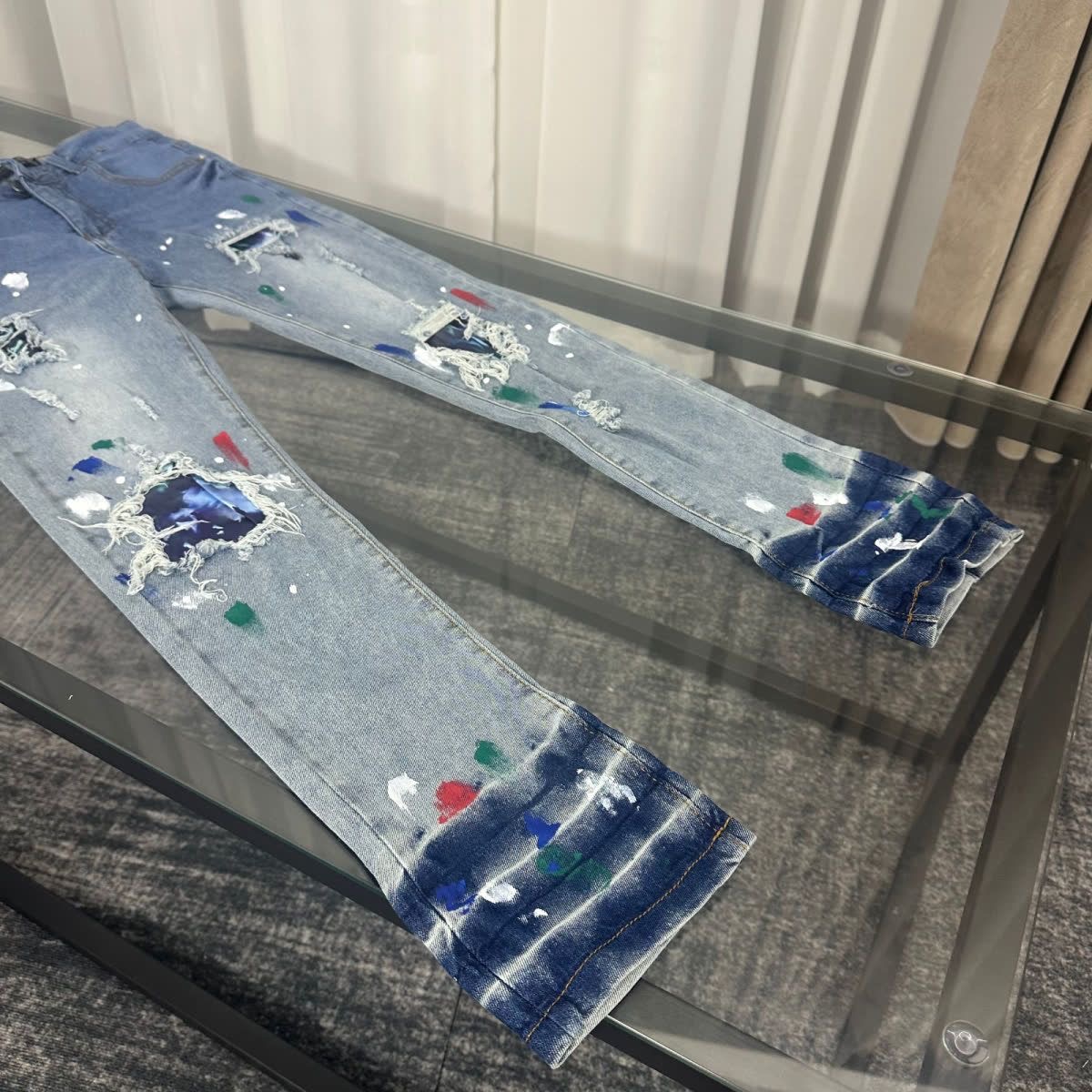 💰118 款号Cc883
顶级复刻 AMIRI泼墨牛仔裤长裤 AMIRI高街基础破洞紧身弹力牛仔裤长裤 Amiriamiri音译为埃米尔,是创始人的名字,amiri的创始人Mike Amiri从小就在美国洛杉矶长大,自小受当地街头文化Rock 的影响,所以创立了以自己名字命名的amiri品牌,各式各样的潮牌服装满足了不同潮流玩家的需求。amiri服装款式新颖独特,是美国比较出名的一个街头潮牌很多衣服的款式和风格受到很多街拍人士的喜爱。格式各样的服装款式,满足了不同人穿搭的需求,展现.自己独特的气质,尽显穿搭潮流。amiri的牛仔裤是比较出名的,不仅造型款式有很多,牛仔裤的质量也做的非常到位,很多明星也都穿过amiri品牌的牛仔裤。
amiri品牌的牛仔裤打破的原有牛仔裤的制作工艺和裁剪,布料都比较柔软舒适,并不像有些牛仔裤那样硬邦邦的,穿起来会刺激肌肤,导致肌肤被磨出血。洛杉矶潮牌amiri的牛仔裤从剪裁到质感都是做的非常细致的,加入褶皱、弹孔、破坏等细节,增加牛仔裤的潮流感。可以根据自己的需要选择适合自己的款式,适合的款式穿搭在身上才有一定的时尚性。
近年来高街成了男装里越来越频繁出现的词 高街风格也就成了大家搭配的重要方向
高街相关的单品基本绕不开oversize或是落肩上衣 下身搭配trackpants或者是紧身破坏牛
而其中蕞具代表意义的在我看来或许就是破坏牛
颜色;图片色
尺码:m l xl xxl