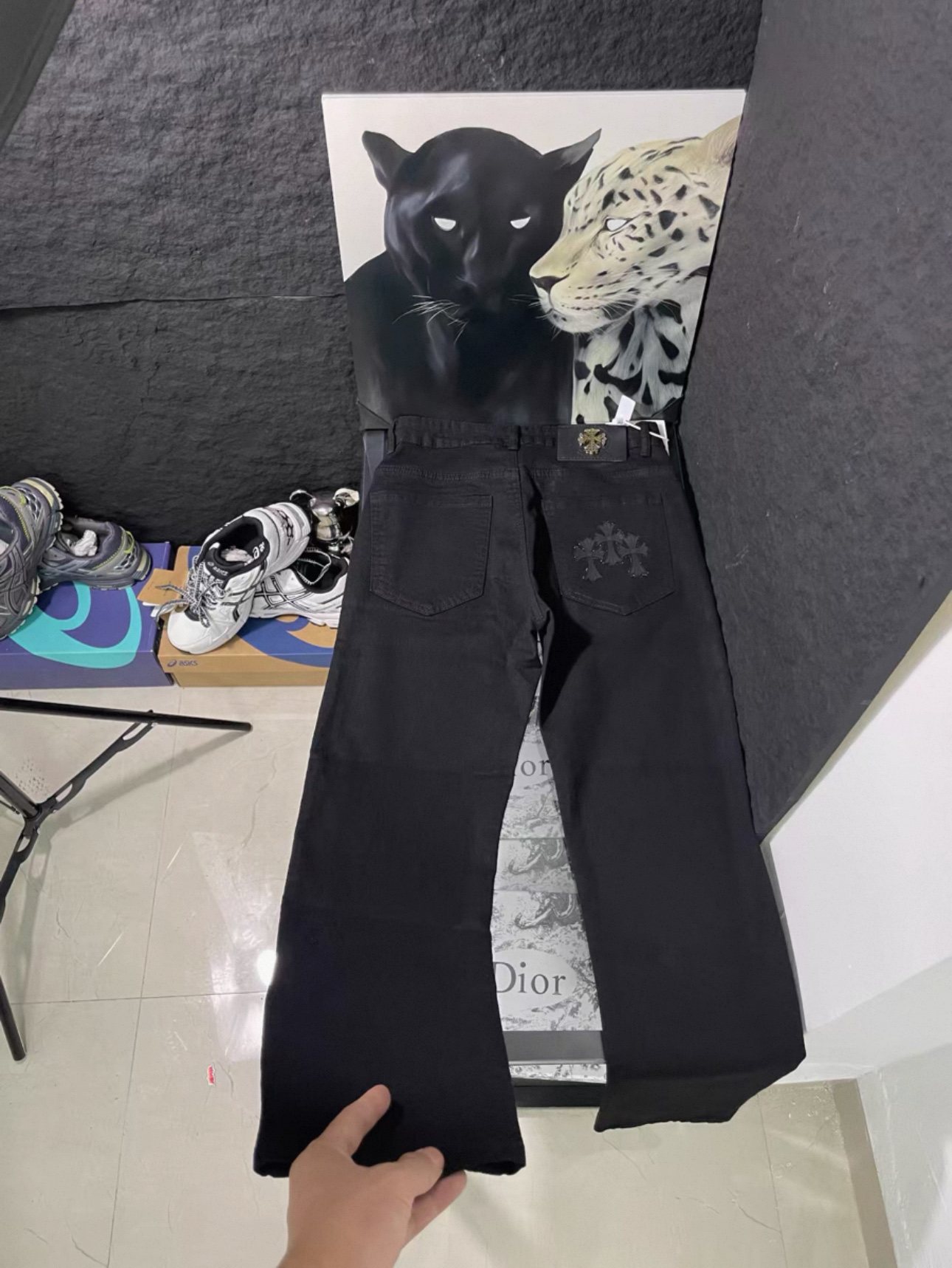 💰108 款号Cc950
Chrome hearts克罗心高街贴布牛仔裤

克罗心vibe风百搭牛仔裤当下最流行的高街风格
采用珠帆布面料，重工水洗使面料上身更有质感
裤型挺拔！整裤立体裁剪版型绝绝子！珠帆布面料厚实经过水洗后柔软 透气性好 定制小皮标 别出心裁的设计款 细节到位简约大方，做工精湛
整条裤子走线整齐，细节到位！
也太酷了男女都能轻松驾驭的无性别潮流感

颜色：图片色
尺码M-XXL