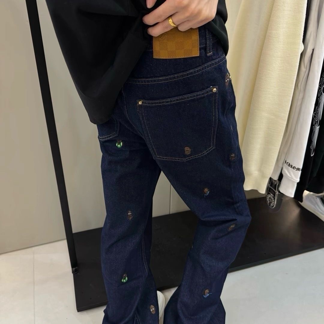 💰118 款号Cc955
LV 路易威登 驴家最新卡通小人刺绣牛仔裤
驴家顶级用料超柔高棉水洗牛仔面料每一件水洗费用高达常规工艺三倍之多 触感极致细腻 质感非常好
全身简约大气设计 裤子后口袋采用高端直喷工艺 腰口高奢LV金属皮标 极为精致 细节满分

颜色：图片色
Size#M-XXL
尺码         M      L      XL      XXL
裤长        97    98      99      100
腰围        74    78      82      86
臀围        98   102   106    110
脚口        34   35     36      37
推荐尺码M   95-115斤
          L    115-130斤
          XL  130-155斤
          XXL 155-180斤