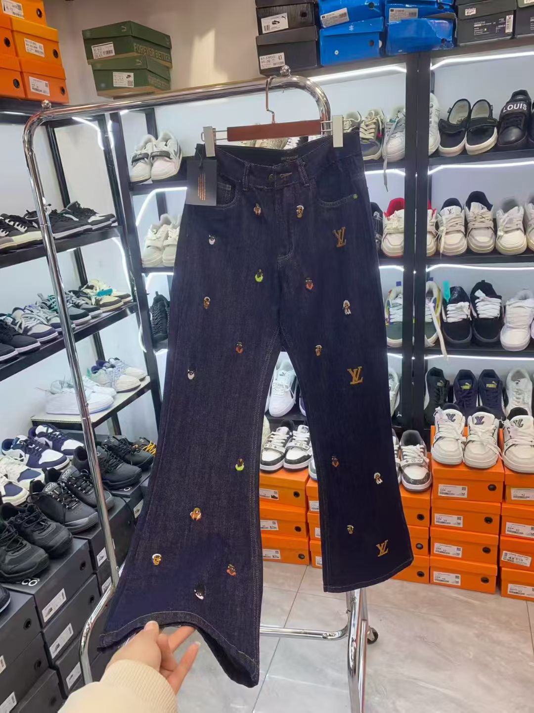 💰118 款号Cc955
LV 路易威登 驴家最新卡通小人刺绣牛仔裤
驴家顶级用料超柔高棉水洗牛仔面料每一件水洗费用高达常规工艺三倍之多 触感极致细腻 质感非常好
全身简约大气设计 裤子后口袋采用高端直喷工艺 腰口高奢LV金属皮标 极为精致 细节满分

颜色：图片色
Size#M-XXL
尺码         M      L      XL      XXL
裤长        97    98      99      100
腰围        74    78      82      86
臀围        98   102   106    110
脚口        34   35     36      37
推荐尺码M   95-115斤
          L    115-130斤
          XL  130-155斤
          XXL 155-180斤