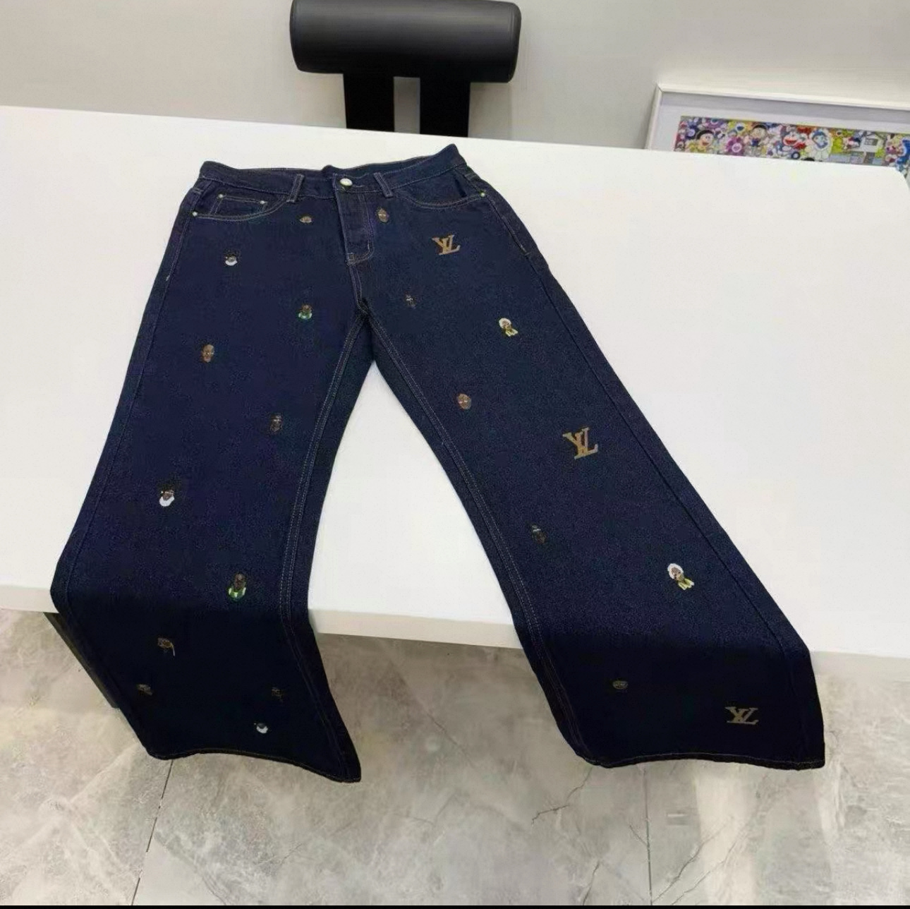 💰118 款号Cc955
LV 路易威登 驴家最新卡通小人刺绣牛仔裤
驴家顶级用料超柔高棉水洗牛仔面料每一件水洗费用高达常规工艺三倍之多 触感极致细腻 质感非常好
全身简约大气设计 裤子后口袋采用高端直喷工艺 腰口高奢LV金属皮标 极为精致 细节满分

颜色：图片色
Size#M-XXL
尺码         M      L      XL      XXL
裤长        97    98      99      100
腰围        74    78      82      86
臀围        98   102   106    110
脚口        34   35     36      37
推荐尺码M   95-115斤
          L    115-130斤
          XL  130-155斤
          XXL 155-180斤