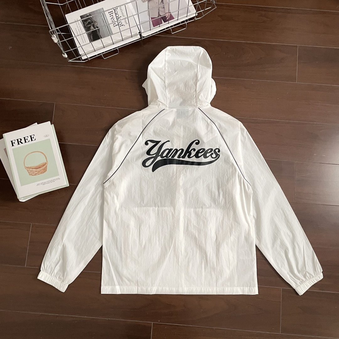 高标准选精品✨通版多擦亮👀区别市场垃级货💢同图不同价为版本不同 💰235
MLB/NY洋基队 夏季户外轻薄防晒外套
这款纽约洋基棒球防晒衣,采用轻薄尼龙面料,手感柔软、透气性佳,兼具防风防泼水性能,适合多变天气穿着。 工艺上采用高密度刺绣工艺,NY字母立体饱满,不易脱线,细节处的滚边走线平整流畅,品质感十足。
• 时尚百搭:黑白经典配色,百搭不挑人,轻松驾驭多种穿搭风格。
• 实用性强:连帽设计 + 拉链开合,防风保暖,适合春秋及初夏穿着。
• 轻盈便携:面料轻薄,可随身携带,旅行、日常、运动都能轻松应对。
-颜色:黑色、白色
-尺码:M-3XL
尺码 胸围 衣长 肩宽 推荐体重(斤)
M 106 72 52 100-120
L 110 74 54 120-140
XL 114 76 55 140-160
XXL 118 78 57 160-180
3XL 122 79 59 180-200