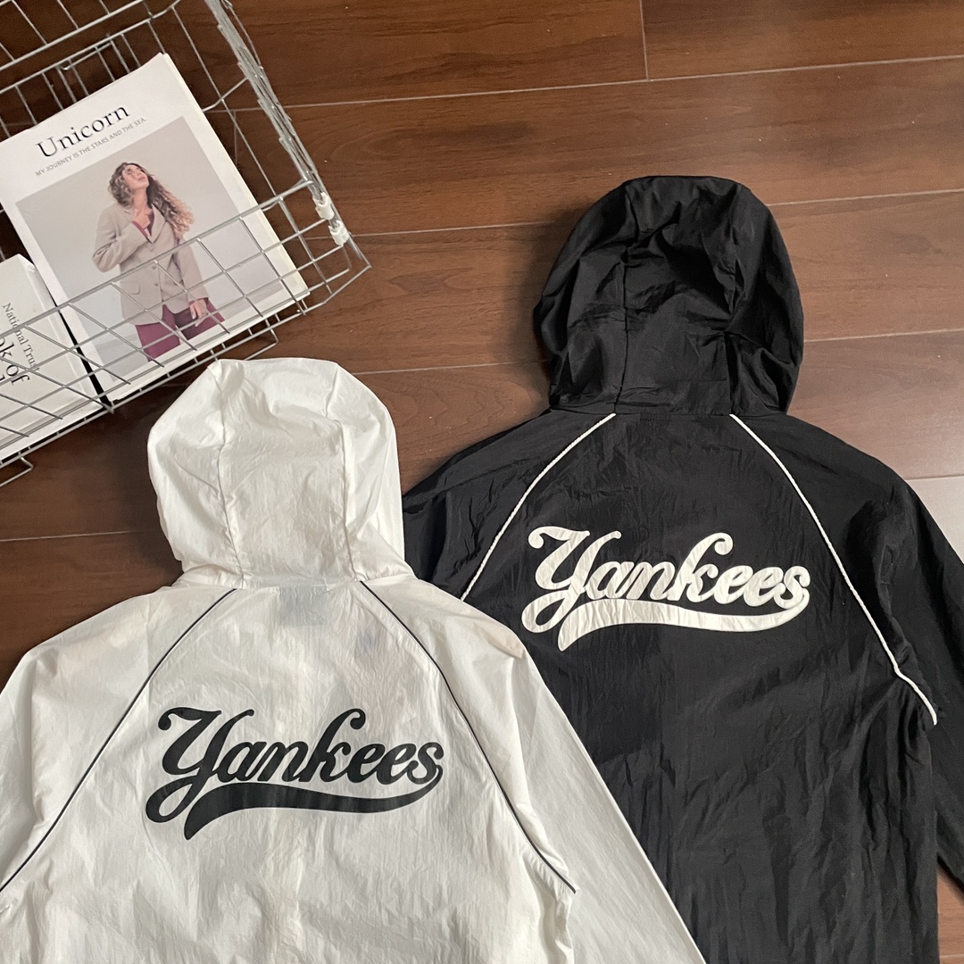 高标准选精品✨通版多擦亮👀区别市场垃级货💢同图不同价为版本不同 💰235
MLB/NY洋基队 夏季户外轻薄防晒外套
这款纽约洋基棒球防晒衣,采用轻薄尼龙面料,手感柔软、透气性佳,兼具防风防泼水性能,适合多变天气穿着。 工艺上采用高密度刺绣工艺,NY字母立体饱满,不易脱线,细节处的滚边走线平整流畅,品质感十足。
• 时尚百搭:黑白经典配色,百搭不挑人,轻松驾驭多种穿搭风格。
• 实用性强:连帽设计 + 拉链开合,防风保暖,适合春秋及初夏穿着。
• 轻盈便携:面料轻薄,可随身携带,旅行、日常、运动都能轻松应对。
-颜色:黑色、白色
-尺码:M-3XL
尺码 胸围 衣长 肩宽 推荐体重(斤)
M 106 72 52 100-120
L 110 74 54 120-140
XL 114 76 55 140-160
XXL 118 78 57 160-180
3XL 122 79 59 180-200