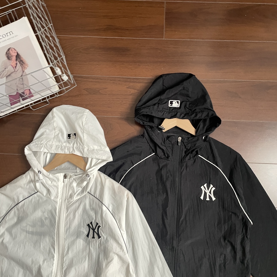 高标准选精品✨通版多擦亮👀区别市场垃级货💢同图不同价为版本不同 💰235
MLB/NY洋基队 夏季户外轻薄防晒外套
这款纽约洋基棒球防晒衣,采用轻薄尼龙面料,手感柔软、透气性佳,兼具防风防泼水性能,适合多变天气穿着。 工艺上采用高密度刺绣工艺,NY字母立体饱满,不易脱线,细节处的滚边走线平整流畅,品质感十足。
• 时尚百搭:黑白经典配色,百搭不挑人,轻松驾驭多种穿搭风格。
• 实用性强:连帽设计 + 拉链开合,防风保暖,适合春秋及初夏穿着。
• 轻盈便携:面料轻薄,可随身携带,旅行、日常、运动都能轻松应对。
-颜色:黑色、白色
-尺码:M-3XL
尺码 胸围 衣长 肩宽 推荐体重(斤)
M 106 72 52 100-120
L 110 74 54 120-140
XL 114 76 55 140-160
XXL 118 78 57 160-180
3XL 122 79 59 180-200