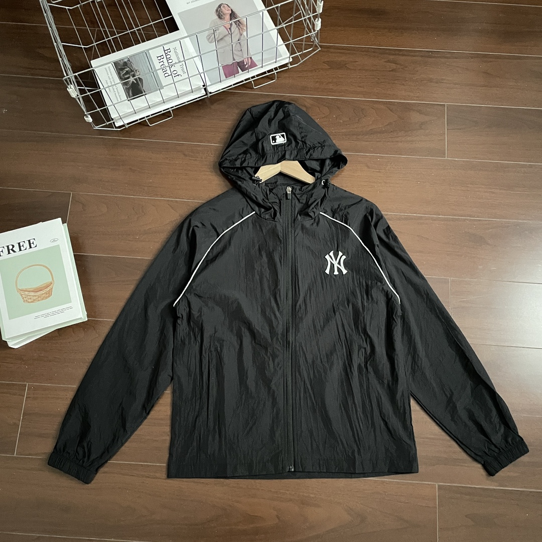高标准选精品✨通版多擦亮👀区别市场垃级货💢同图不同价为版本不同 💰235
MLB/NY洋基队 夏季户外轻薄防晒外套
这款纽约洋基棒球防晒衣,采用轻薄尼龙面料,手感柔软、透气性佳,兼具防风防泼水性能,适合多变天气穿着。 工艺上采用高密度刺绣工艺,NY字母立体饱满,不易脱线,细节处的滚边走线平整流畅,品质感十足。
• 时尚百搭:黑白经典配色,百搭不挑人,轻松驾驭多种穿搭风格。
• 实用性强:连帽设计 + 拉链开合,防风保暖,适合春秋及初夏穿着。
• 轻盈便携:面料轻薄,可随身携带,旅行、日常、运动都能轻松应对。
-颜色:黑色、白色
-尺码:M-3XL
尺码 胸围 衣长 肩宽 推荐体重(斤)
M 106 72 52 100-120
L 110 74 54 120-140
XL 114 76 55 140-160
XXL 118 78 57 160-180
3XL 122 79 59 180-200