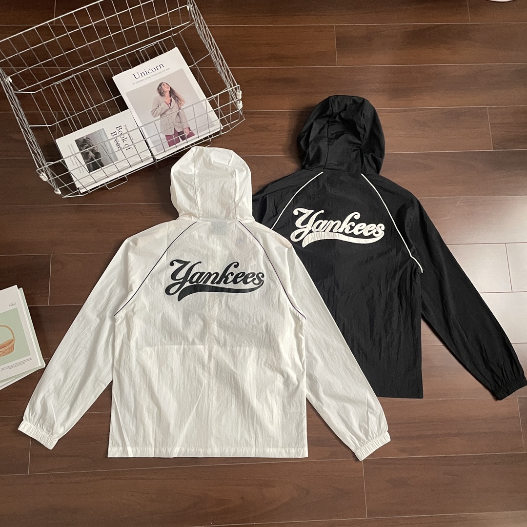 高标准选精品✨通版多擦亮👀区别市场垃级货💢同图不同价为版本不同 💰235
MLB/NY洋基队 夏季户外轻薄防晒外套
这款纽约洋基棒球防晒衣,采用轻薄尼龙面料,手感柔软、透气性佳,兼具防风防泼水性能,适合多变天气穿着。 工艺上采用高密度刺绣工艺,NY字母立体饱满,不易脱线,细节处的滚边走线平整流畅,品质感十足。
• 时尚百搭:黑白经典配色,百搭不挑人,轻松驾驭多种穿搭风格。
• 实用性强:连帽设计 + 拉链开合,防风保暖,适合春秋及初夏穿着。
• 轻盈便携:面料轻薄,可随身携带,旅行、日常、运动都能轻松应对。
-颜色:黑色、白色
-尺码:M-3XL
尺码 胸围 衣长 肩宽 推荐体重(斤)
M 106 72 52 100-120
L 110 74 54 120-140
XL 114 76 55 140-160
XXL 118 78 57 160-180
3XL 122 79 59 180-200