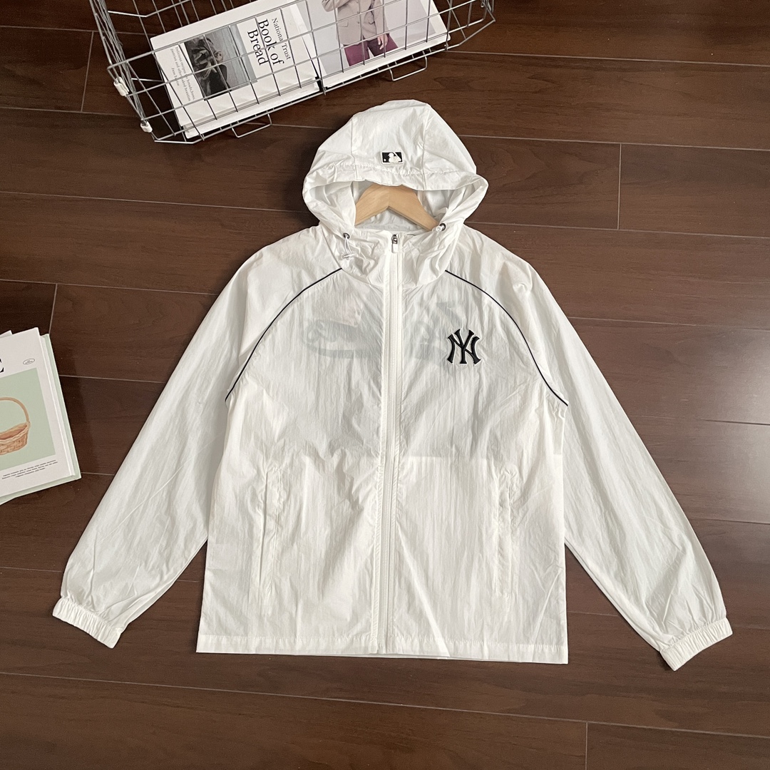 高标准选精品✨通版多擦亮👀区别市场垃级货💢同图不同价为版本不同 💰235
MLB/NY洋基队 夏季户外轻薄防晒外套
这款纽约洋基棒球防晒衣,采用轻薄尼龙面料,手感柔软、透气性佳,兼具防风防泼水性能,适合多变天气穿着。 工艺上采用高密度刺绣工艺,NY字母立体饱满,不易脱线,细节处的滚边走线平整流畅,品质感十足。
• 时尚百搭:黑白经典配色,百搭不挑人,轻松驾驭多种穿搭风格。
• 实用性强:连帽设计 + 拉链开合,防风保暖,适合春秋及初夏穿着。
• 轻盈便携:面料轻薄,可随身携带,旅行、日常、运动都能轻松应对。
-颜色:黑色、白色
-尺码:M-3XL
尺码 胸围 衣长 肩宽 推荐体重(斤)
M 106 72 52 100-120
L 110 74 54 120-140
XL 114 76 55 140-160
XXL 118 78 57 160-180
3XL 122 79 59 180-200