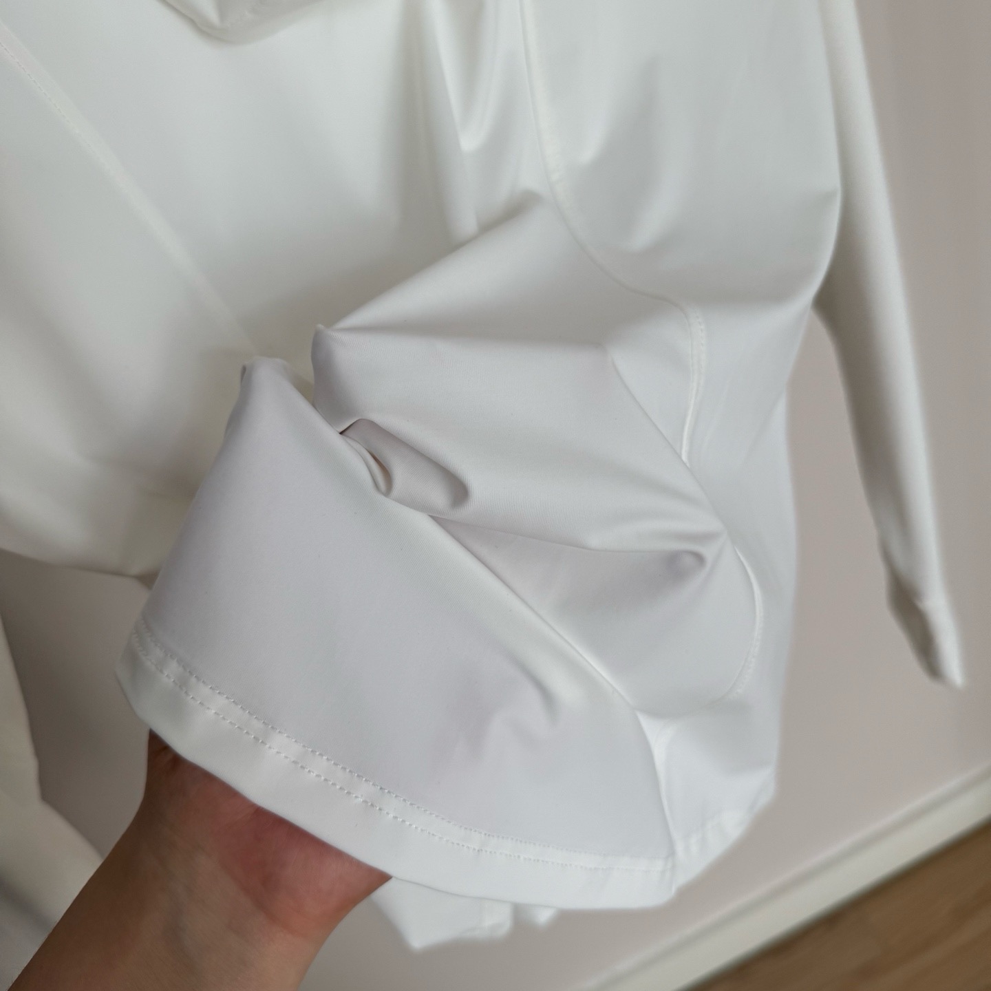 💰125
KOLON SPORT 可隆 女款三色轻量防晒连帽皮肤衣
采用轻盈速干的功能型面料,具备优异的UPF防晒指数,有效阻隔紫外线侵害;亲肤不闷热,穿着清爽自在,即便烈日当头也能安心出行,立体裁剪结合贴合身形的剪线设计,流畅线条塑造修长轮廓,提升整体穿着体验;拉链顺滑不卡顿,经久耐用,展现细节品质。
加长袖口配有拇指孔,防晒同时稳固袖口,贴合手部活动习惯,宽大立体连帽设计,轻松应对多变天气,遮阳又防风,极简品牌Logo点缀胸口,低调却不失高级感
三种气质色系可选(黑/裸粉/象牙白),轻松搭配各种运动及日常造型,轻便可折叠,易于随身携带,适合通勤骑行、户外徒步、晨跑瑜伽等多种场景
这是一组兼具功能性与时尚感的轻量防晒连帽外套,是春夏日常出行与运动时的理想搭档。精选面料、细腻剪裁与贴心设计,共同呈现舒适与实用的完美平衡,无论是想要全天候防晒守护,还是追求轻便百搭的运动风单品,这款连帽防晒衣都能轻松满足你的需求,是夏日衣橱中的实用之选。
-颜色:黑色、白色、粉色
-尺码:M-XL
尺码 衣长 袖长 推荐体重
M 54 58 80-115
L 57 59 115-135
XL 59 60 135-150