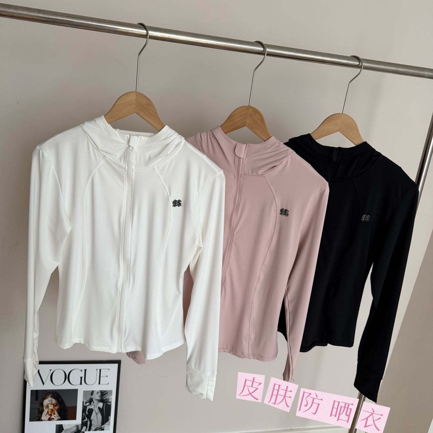 💰125
KOLON SPORT 可隆 女款三色轻量防晒连帽皮肤衣
采用轻盈速干的功能型面料,具备优异的UPF防晒指数,有效阻隔紫外线侵害;亲肤不闷热,穿着清爽自在,即便烈日当头也能安心出行,立体裁剪结合贴合身形的剪线设计,流畅线条塑造修长轮廓,提升整体穿着体验;拉链顺滑不卡顿,经久耐用,展现细节品质。
加长袖口配有拇指孔,防晒同时稳固袖口,贴合手部活动习惯,宽大立体连帽设计,轻松应对多变天气,遮阳又防风,极简品牌Logo点缀胸口,低调却不失高级感
三种气质色系可选(黑/裸粉/象牙白),轻松搭配各种运动及日常造型,轻便可折叠,易于随身携带,适合通勤骑行、户外徒步、晨跑瑜伽等多种场景
这是一组兼具功能性与时尚感的轻量防晒连帽外套,是春夏日常出行与运动时的理想搭档。精选面料、细腻剪裁与贴心设计,共同呈现舒适与实用的完美平衡,无论是想要全天候防晒守护,还是追求轻便百搭的运动风单品,这款连帽防晒衣都能轻松满足你的需求,是夏日衣橱中的实用之选。
-颜色:黑色、白色、粉色
-尺码:M-XL
尺码 衣长 袖长 推荐体重
M 54 58 80-115
L 57 59 115-135
XL 59 60 135-150