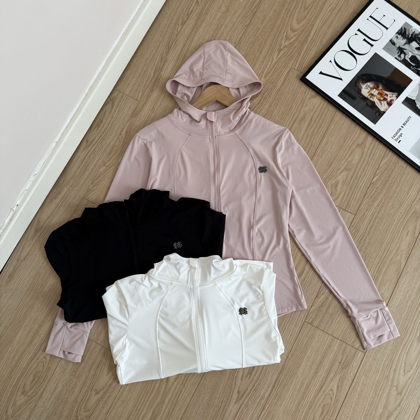 💰125
KOLON SPORT 可隆 女款三色轻量防晒连帽皮肤衣
采用轻盈速干的功能型面料,具备优异的UPF防晒指数,有效阻隔紫外线侵害;亲肤不闷热,穿着清爽自在,即便烈日当头也能安心出行,立体裁剪结合贴合身形的剪线设计,流畅线条塑造修长轮廓,提升整体穿着体验;拉链顺滑不卡顿,经久耐用,展现细节品质。
加长袖口配有拇指孔,防晒同时稳固袖口,贴合手部活动习惯,宽大立体连帽设计,轻松应对多变天气,遮阳又防风,极简品牌Logo点缀胸口,低调却不失高级感
三种气质色系可选(黑/裸粉/象牙白),轻松搭配各种运动及日常造型,轻便可折叠,易于随身携带,适合通勤骑行、户外徒步、晨跑瑜伽等多种场景
这是一组兼具功能性与时尚感的轻量防晒连帽外套,是春夏日常出行与运动时的理想搭档。精选面料、细腻剪裁与贴心设计,共同呈现舒适与实用的完美平衡,无论是想要全天候防晒守护,还是追求轻便百搭的运动风单品,这款连帽防晒衣都能轻松满足你的需求,是夏日衣橱中的实用之选。
-颜色:黑色、白色、粉色
-尺码:M-XL
尺码 衣长 袖长 推荐体重
M 54 58 80-115
L 57 59 115-135
XL 59 60 135-150