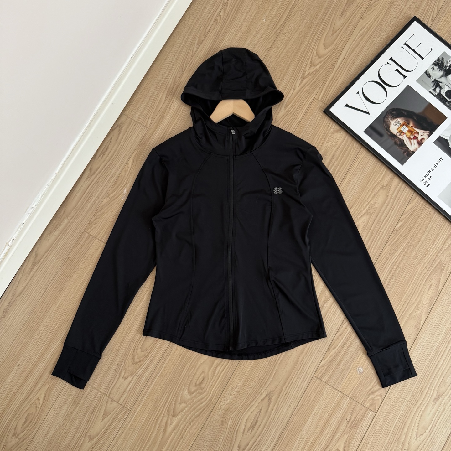 💰125
KOLON SPORT 可隆 女款三色轻量防晒连帽皮肤衣
采用轻盈速干的功能型面料,具备优异的UPF防晒指数,有效阻隔紫外线侵害;亲肤不闷热,穿着清爽自在,即便烈日当头也能安心出行,立体裁剪结合贴合身形的剪线设计,流畅线条塑造修长轮廓,提升整体穿着体验;拉链顺滑不卡顿,经久耐用,展现细节品质。
加长袖口配有拇指孔,防晒同时稳固袖口,贴合手部活动习惯,宽大立体连帽设计,轻松应对多变天气,遮阳又防风,极简品牌Logo点缀胸口,低调却不失高级感
三种气质色系可选(黑/裸粉/象牙白),轻松搭配各种运动及日常造型,轻便可折叠,易于随身携带,适合通勤骑行、户外徒步、晨跑瑜伽等多种场景
这是一组兼具功能性与时尚感的轻量防晒连帽外套,是春夏日常出行与运动时的理想搭档。精选面料、细腻剪裁与贴心设计,共同呈现舒适与实用的完美平衡,无论是想要全天候防晒守护,还是追求轻便百搭的运动风单品,这款连帽防晒衣都能轻松满足你的需求,是夏日衣橱中的实用之选。
-颜色:黑色、白色、粉色
-尺码:M-XL
尺码 衣长 袖长 推荐体重
M 54 58 80-115
L 57 59 115-135
XL 59 60 135-150