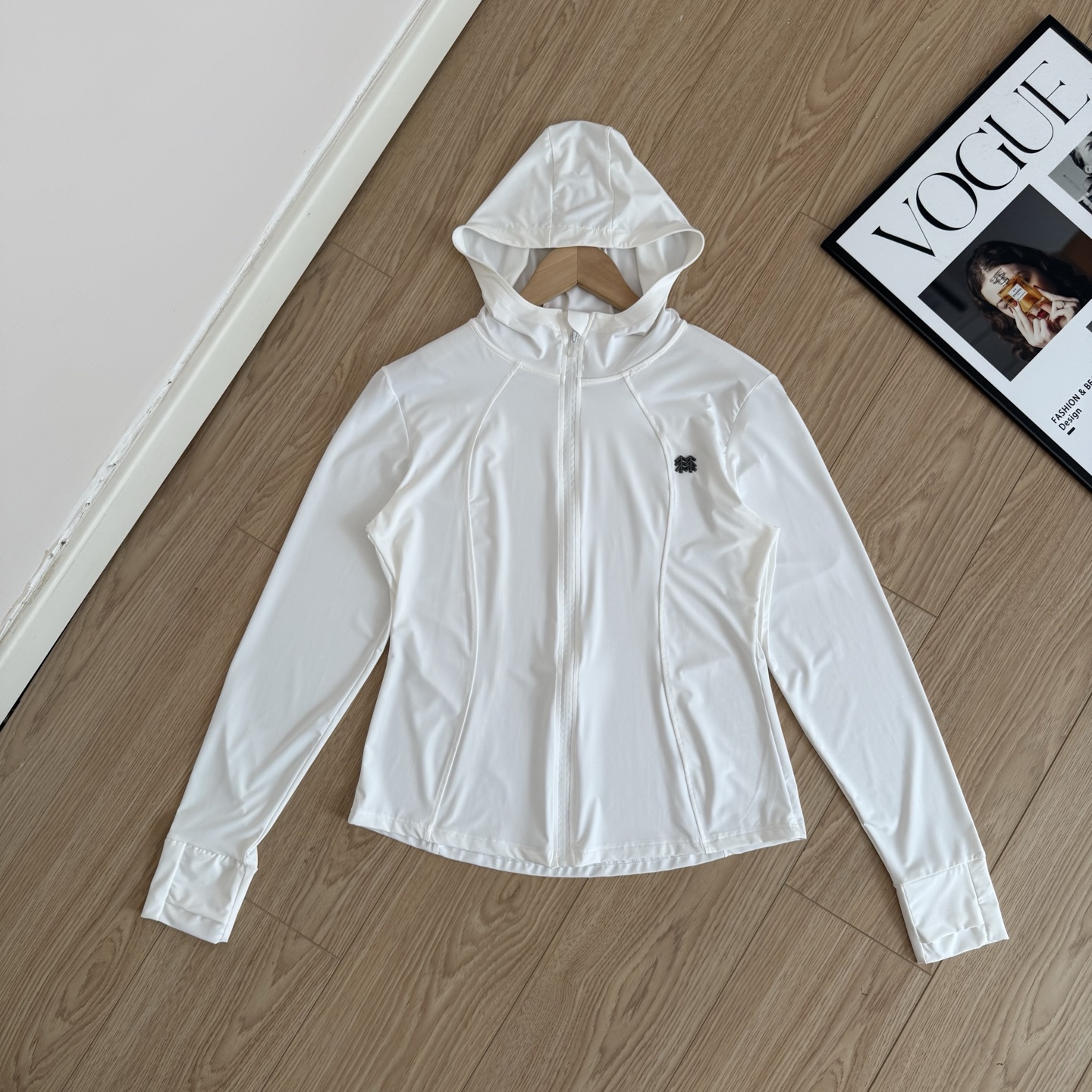 💰125
KOLON SPORT 可隆 女款三色轻量防晒连帽皮肤衣
采用轻盈速干的功能型面料,具备优异的UPF防晒指数,有效阻隔紫外线侵害;亲肤不闷热,穿着清爽自在,即便烈日当头也能安心出行,立体裁剪结合贴合身形的剪线设计,流畅线条塑造修长轮廓,提升整体穿着体验;拉链顺滑不卡顿,经久耐用,展现细节品质。
加长袖口配有拇指孔,防晒同时稳固袖口,贴合手部活动习惯,宽大立体连帽设计,轻松应对多变天气,遮阳又防风,极简品牌Logo点缀胸口,低调却不失高级感
三种气质色系可选(黑/裸粉/象牙白),轻松搭配各种运动及日常造型,轻便可折叠,易于随身携带,适合通勤骑行、户外徒步、晨跑瑜伽等多种场景
这是一组兼具功能性与时尚感的轻量防晒连帽外套,是春夏日常出行与运动时的理想搭档。精选面料、细腻剪裁与贴心设计,共同呈现舒适与实用的完美平衡,无论是想要全天候防晒守护,还是追求轻便百搭的运动风单品,这款连帽防晒衣都能轻松满足你的需求,是夏日衣橱中的实用之选。
-颜色:黑色、白色、粉色
-尺码:M-XL
尺码 衣长 袖长 推荐体重
M 54 58 80-115
L 57 59 115-135
XL 59 60 135-150