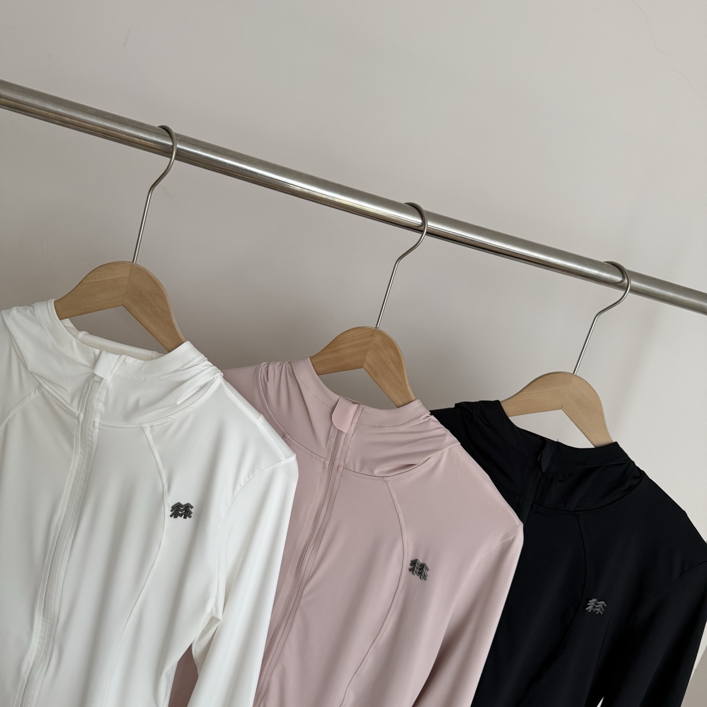 💰125
KOLON SPORT 可隆 女款三色轻量防晒连帽皮肤衣
采用轻盈速干的功能型面料,具备优异的UPF防晒指数,有效阻隔紫外线侵害;亲肤不闷热,穿着清爽自在,即便烈日当头也能安心出行,立体裁剪结合贴合身形的剪线设计,流畅线条塑造修长轮廓,提升整体穿着体验;拉链顺滑不卡顿,经久耐用,展现细节品质。
加长袖口配有拇指孔,防晒同时稳固袖口,贴合手部活动习惯,宽大立体连帽设计,轻松应对多变天气,遮阳又防风,极简品牌Logo点缀胸口,低调却不失高级感
三种气质色系可选(黑/裸粉/象牙白),轻松搭配各种运动及日常造型,轻便可折叠,易于随身携带,适合通勤骑行、户外徒步、晨跑瑜伽等多种场景
这是一组兼具功能性与时尚感的轻量防晒连帽外套,是春夏日常出行与运动时的理想搭档。精选面料、细腻剪裁与贴心设计,共同呈现舒适与实用的完美平衡,无论是想要全天候防晒守护,还是追求轻便百搭的运动风单品,这款连帽防晒衣都能轻松满足你的需求,是夏日衣橱中的实用之选。
-颜色:黑色、白色、粉色
-尺码:M-XL
尺码 衣长 袖长 推荐体重
M 54 58 80-115
L 57 59 115-135
XL 59 60 135-150