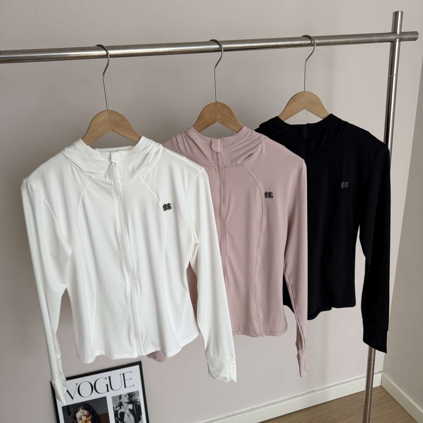 💰125
KOLON SPORT 可隆 女款三色轻量防晒连帽皮肤衣
采用轻盈速干的功能型面料,具备优异的UPF防晒指数,有效阻隔紫外线侵害;亲肤不闷热,穿着清爽自在,即便烈日当头也能安心出行,立体裁剪结合贴合身形的剪线设计,流畅线条塑造修长轮廓,提升整体穿着体验;拉链顺滑不卡顿,经久耐用,展现细节品质。
加长袖口配有拇指孔,防晒同时稳固袖口,贴合手部活动习惯,宽大立体连帽设计,轻松应对多变天气,遮阳又防风,极简品牌Logo点缀胸口,低调却不失高级感
三种气质色系可选(黑/裸粉/象牙白),轻松搭配各种运动及日常造型,轻便可折叠,易于随身携带,适合通勤骑行、户外徒步、晨跑瑜伽等多种场景
这是一组兼具功能性与时尚感的轻量防晒连帽外套,是春夏日常出行与运动时的理想搭档。精选面料、细腻剪裁与贴心设计,共同呈现舒适与实用的完美平衡,无论是想要全天候防晒守护,还是追求轻便百搭的运动风单品,这款连帽防晒衣都能轻松满足你的需求,是夏日衣橱中的实用之选。
-颜色:黑色、白色、粉色
-尺码:M-XL
尺码 衣长 袖长 推荐体重
M 54 58 80-115
L 57 59 115-135
XL 59 60 135-150