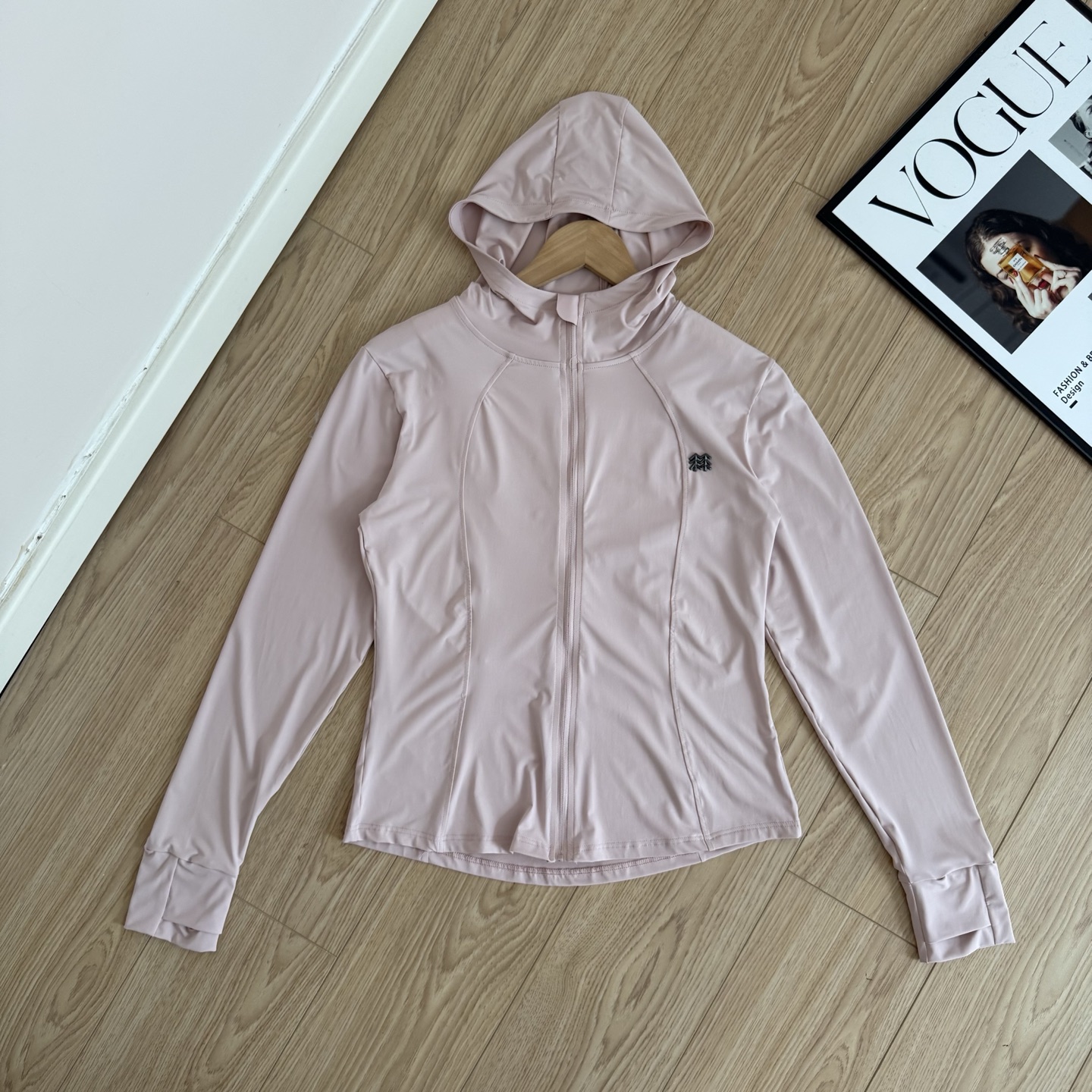 💰125
KOLON SPORT 可隆 女款三色轻量防晒连帽皮肤衣
采用轻盈速干的功能型面料,具备优异的UPF防晒指数,有效阻隔紫外线侵害;亲肤不闷热,穿着清爽自在,即便烈日当头也能安心出行,立体裁剪结合贴合身形的剪线设计,流畅线条塑造修长轮廓,提升整体穿着体验;拉链顺滑不卡顿,经久耐用,展现细节品质。
加长袖口配有拇指孔,防晒同时稳固袖口,贴合手部活动习惯,宽大立体连帽设计,轻松应对多变天气,遮阳又防风,极简品牌Logo点缀胸口,低调却不失高级感
三种气质色系可选(黑/裸粉/象牙白),轻松搭配各种运动及日常造型,轻便可折叠,易于随身携带,适合通勤骑行、户外徒步、晨跑瑜伽等多种场景
这是一组兼具功能性与时尚感的轻量防晒连帽外套,是春夏日常出行与运动时的理想搭档。精选面料、细腻剪裁与贴心设计,共同呈现舒适与实用的完美平衡,无论是想要全天候防晒守护,还是追求轻便百搭的运动风单品,这款连帽防晒衣都能轻松满足你的需求,是夏日衣橱中的实用之选。
-颜色:黑色、白色、粉色
-尺码:M-XL
尺码 衣长 袖长 推荐体重
M 54 58 80-115
L 57 59 115-135
XL 59 60 135-150