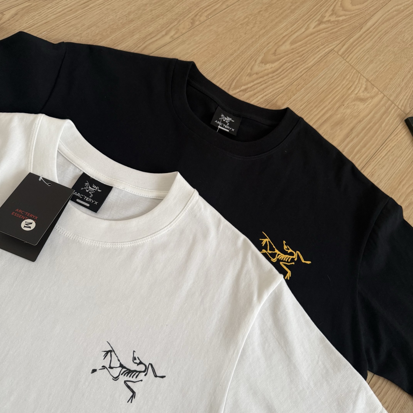 💰110
ARC'TERYX 始祖鸟 Multi Bird logo SS后背网格 logo 字母印花休闲短袖T恤
采用高支精梳纯棉面料,质地柔软亲肤,透气性出色,四季皆宜。拥有良好的垂坠感与弹性,穿着舒适不紧绷,兼顾时尚与实用性。
整件T恤采用环保活性印染技术,色牢度高,不易褪色 层次丰富,耐洗不掉色,视觉冲击力十足。
个性印花设计,街头风十足,潮人必备 精选优质面料,透气舒适,兼顾品质与穿着体验 多色可选,百搭不挑人,轻松驾驭各种风格 男女同款设计,情侣穿搭亦可上身出彩 无论是日常出街还是潮流搭配,这款T恤都是释放自我态度的不二之选。
-颜色:黑色、白色
-尺码:M-XL
尺码 胸围 衣长 肩宽
M 116 73 51
L 120 75 52
XL 124 77 53
温馨提示:尺寸手工测量,存在1-3cm误差实属正常,请以实物为准!