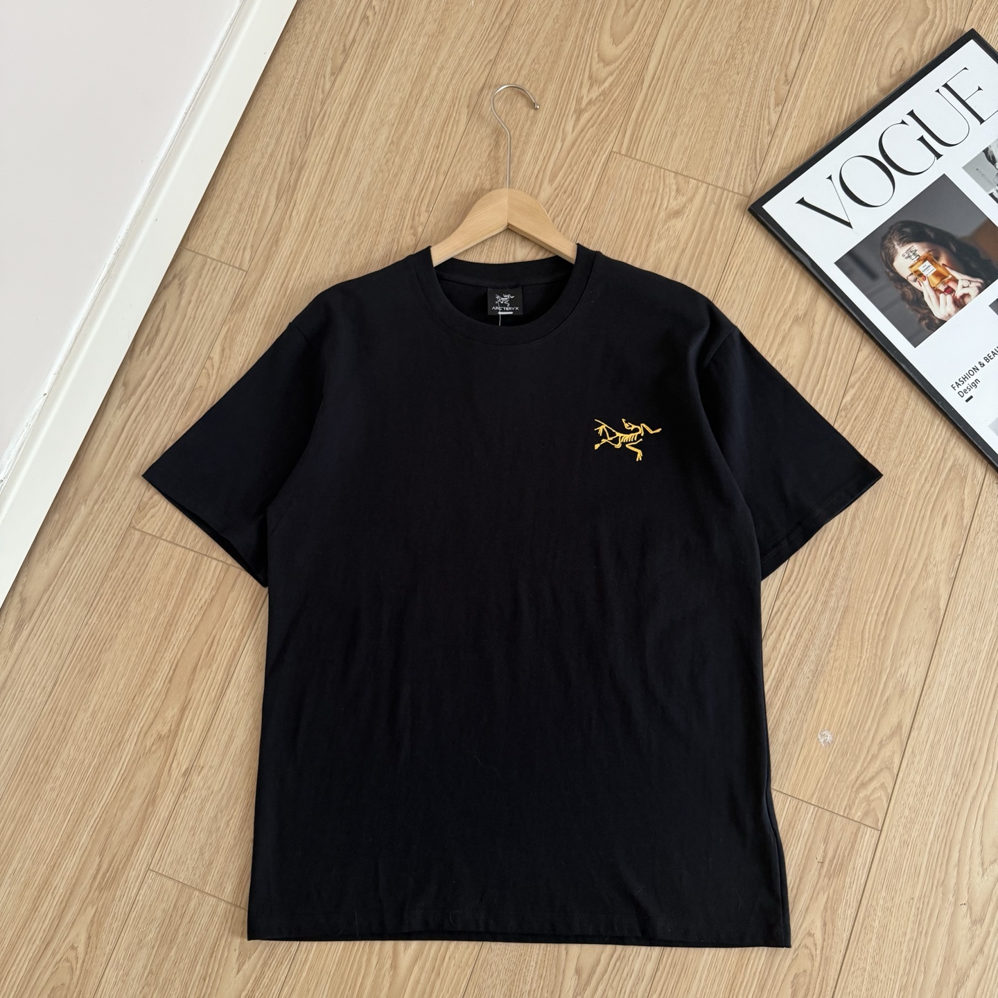 💰110
ARC'TERYX 始祖鸟 Multi Bird logo SS后背网格 logo 字母印花休闲短袖T恤
采用高支精梳纯棉面料,质地柔软亲肤,透气性出色,四季皆宜。拥有良好的垂坠感与弹性,穿着舒适不紧绷,兼顾时尚与实用性。
整件T恤采用环保活性印染技术,色牢度高,不易褪色 层次丰富,耐洗不掉色,视觉冲击力十足。
个性印花设计,街头风十足,潮人必备 精选优质面料,透气舒适,兼顾品质与穿着体验 多色可选,百搭不挑人,轻松驾驭各种风格 男女同款设计,情侣穿搭亦可上身出彩 无论是日常出街还是潮流搭配,这款T恤都是释放自我态度的不二之选。
-颜色:黑色、白色
-尺码:M-XL
尺码 胸围 衣长 肩宽
M 116 73 51
L 120 75 52
XL 124 77 53
温馨提示:尺寸手工测量,存在1-3cm误差实属正常,请以实物为准!