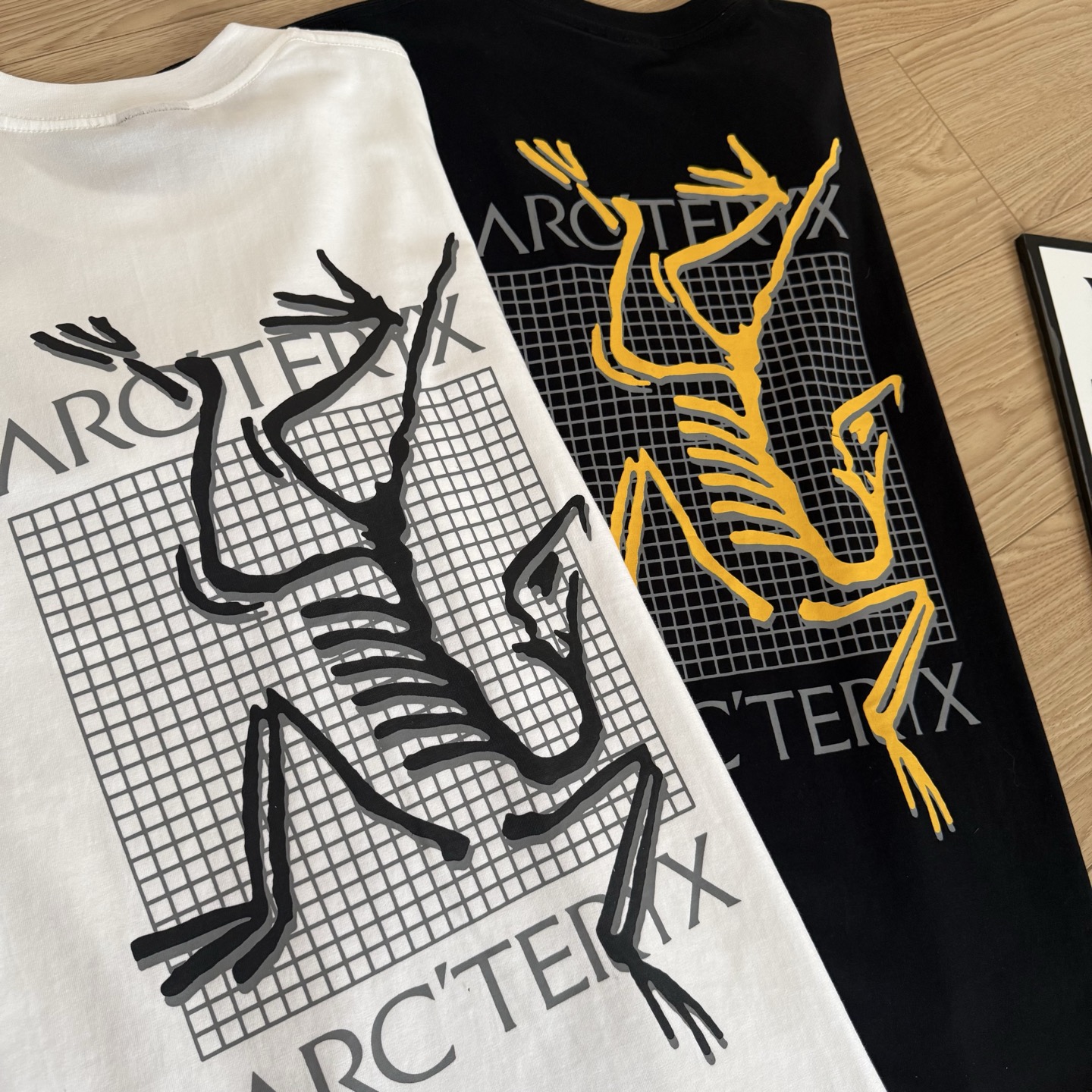 💰110
ARC'TERYX 始祖鸟 Multi Bird logo SS后背网格 logo 字母印花休闲短袖T恤
采用高支精梳纯棉面料,质地柔软亲肤,透气性出色,四季皆宜。拥有良好的垂坠感与弹性,穿着舒适不紧绷,兼顾时尚与实用性。
整件T恤采用环保活性印染技术,色牢度高,不易褪色 层次丰富,耐洗不掉色,视觉冲击力十足。
个性印花设计,街头风十足,潮人必备 精选优质面料,透气舒适,兼顾品质与穿着体验 多色可选,百搭不挑人,轻松驾驭各种风格 男女同款设计,情侣穿搭亦可上身出彩 无论是日常出街还是潮流搭配,这款T恤都是释放自我态度的不二之选。
-颜色:黑色、白色
-尺码:M-XL
尺码 胸围 衣长 肩宽
M 116 73 51
L 120 75 52
XL 124 77 53
温馨提示:尺寸手工测量,存在1-3cm误差实属正常,请以实物为准!