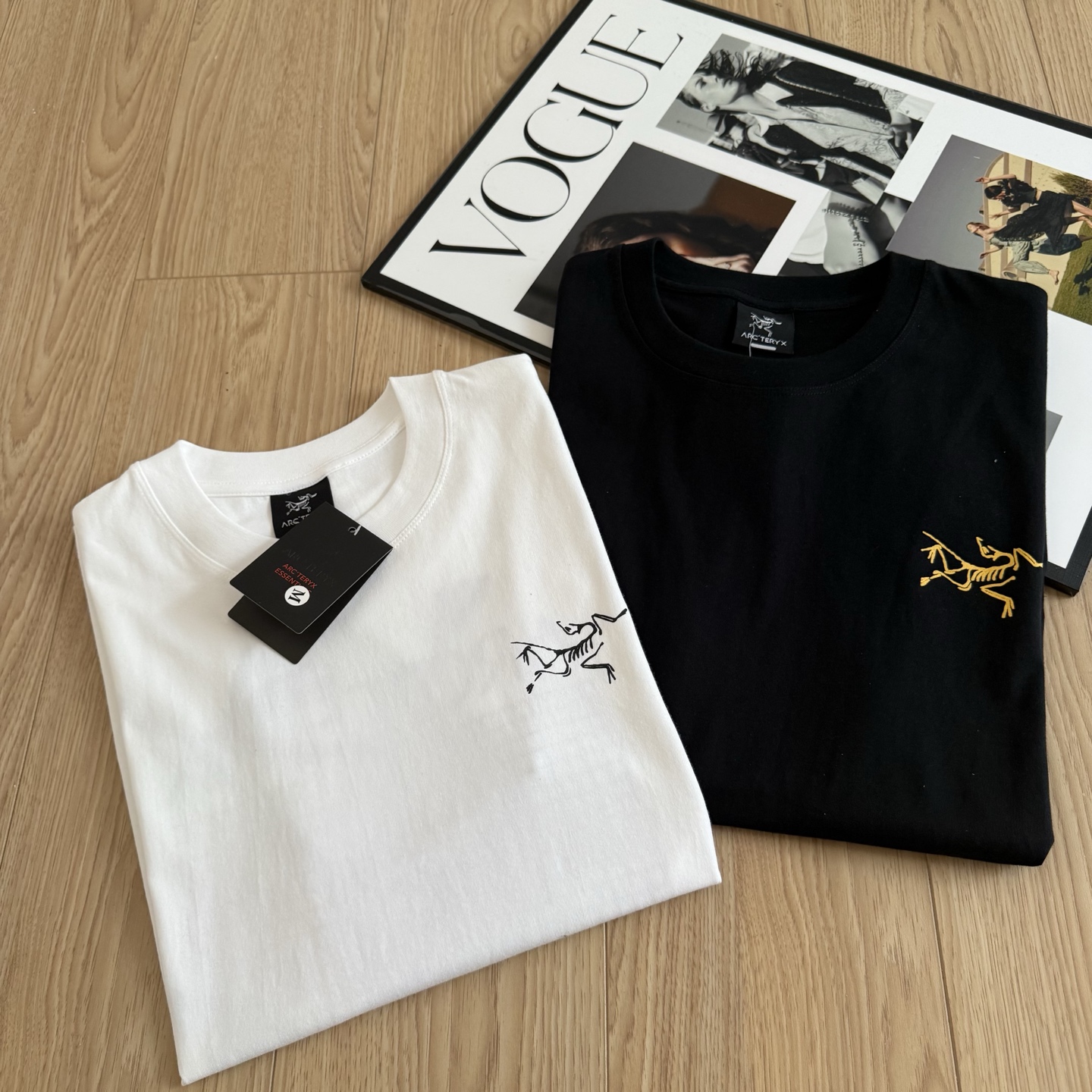 💰110
ARC'TERYX 始祖鸟 Multi Bird logo SS后背网格 logo 字母印花休闲短袖T恤
采用高支精梳纯棉面料,质地柔软亲肤,透气性出色,四季皆宜。拥有良好的垂坠感与弹性,穿着舒适不紧绷,兼顾时尚与实用性。
整件T恤采用环保活性印染技术,色牢度高,不易褪色 层次丰富,耐洗不掉色,视觉冲击力十足。
个性印花设计,街头风十足,潮人必备 精选优质面料,透气舒适,兼顾品质与穿着体验 多色可选,百搭不挑人,轻松驾驭各种风格 男女同款设计,情侣穿搭亦可上身出彩 无论是日常出街还是潮流搭配,这款T恤都是释放自我态度的不二之选。
-颜色:黑色、白色
-尺码:M-XL
尺码 胸围 衣长 肩宽
M 116 73 51
L 120 75 52
XL 124 77 53
温馨提示:尺寸手工测量,存在1-3cm误差实属正常,请以实物为准!