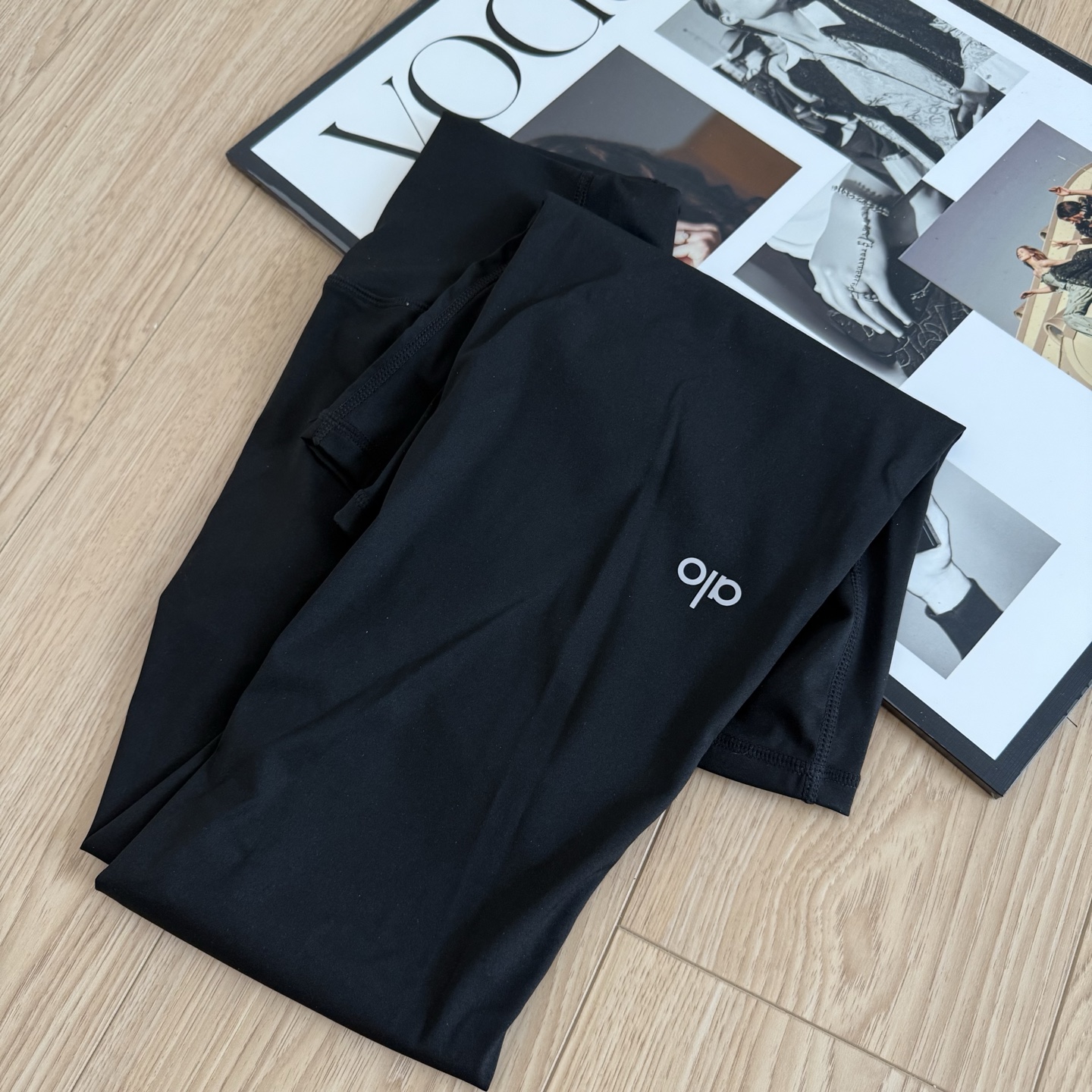 💰120
ALO YOGA 休闲运动微喇瑜伽裤｜塑形显高，自带精致线条感

ALO这款微喇瑜伽裤，集实穿性与时髦度于一体，是你瑜伽练习、日常通勤与时尚出街的多面选手。对比Lululemon，它不仅更显腿长，还更包容身形、更适合亚洲女生比例。

微喇裤型｜精准拿捏小腿至脚踝比例 经典不夸张的小喇叭剪裁，收紧大腿线条，延伸下半身视觉长度 不挑身高，小个子也能轻松驾驭，无需担心拖地或压身高 标志性腿标点缀｜简约不失高级感

采用ALO原版复合面料，具备更强支撑力与塑形效果 比起一般柔软面料，这款更具挺括度，穿上自带“束身感” 厚度适中，既有安全感又不闷热 久穿不变形，练习时不走位，日常穿也超耐磨 弹性出众，灵活包裹不勒不紧，动作再大也无束缚

不只是穿着体验，更是气质加持，真正让你“每一侧身都像在走秀”

-颜色：黑色
-尺码：XS-M

尺码   腰围   裤长   臀围    
 XS     52      102      68      
 S       55      103      72     
 M      59      104       76   