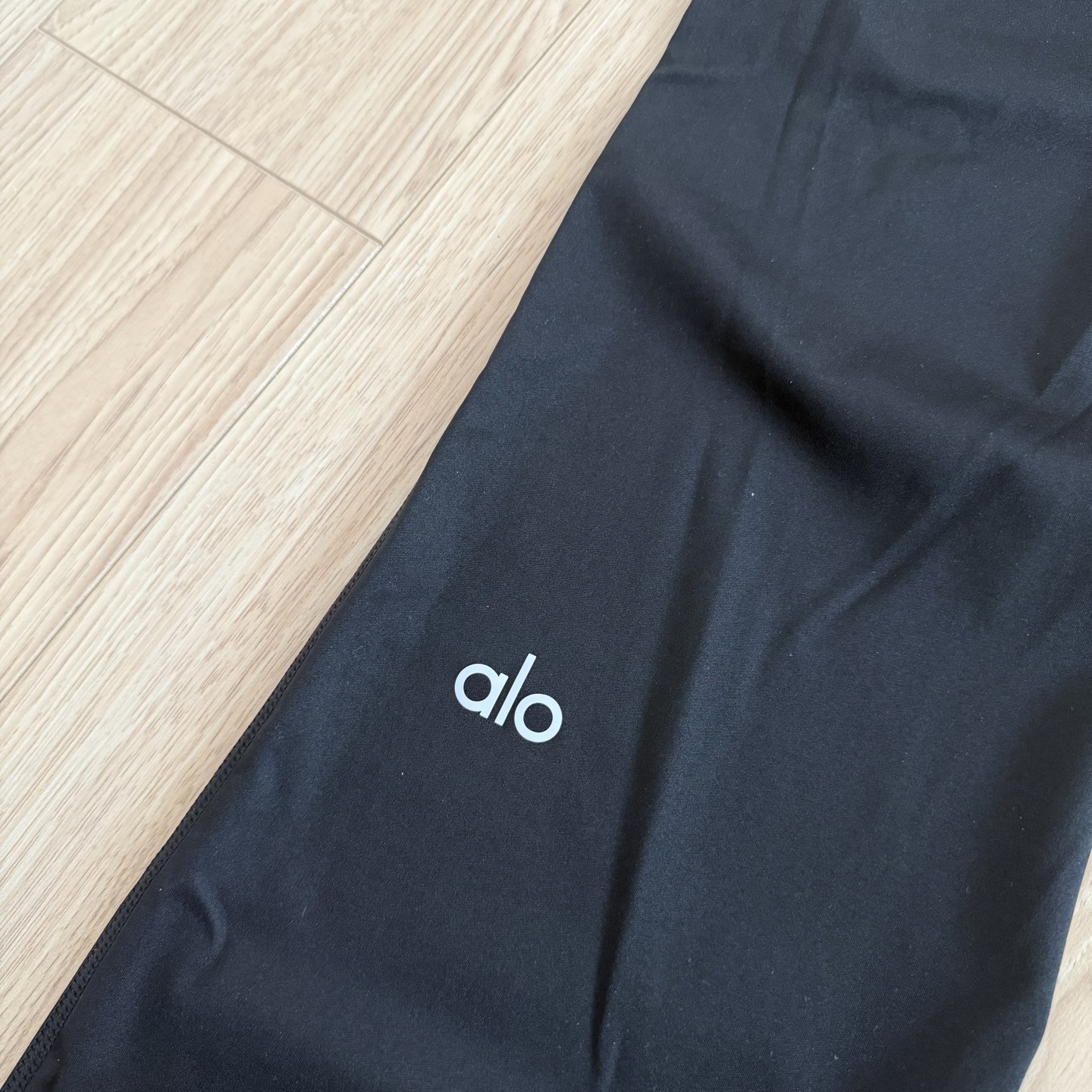 💰120
ALO YOGA 休闲运动微喇瑜伽裤｜塑形显高，自带精致线条感

ALO这款微喇瑜伽裤，集实穿性与时髦度于一体，是你瑜伽练习、日常通勤与时尚出街的多面选手。对比Lululemon，它不仅更显腿长，还更包容身形、更适合亚洲女生比例。

微喇裤型｜精准拿捏小腿至脚踝比例 经典不夸张的小喇叭剪裁，收紧大腿线条，延伸下半身视觉长度 不挑身高，小个子也能轻松驾驭，无需担心拖地或压身高 标志性腿标点缀｜简约不失高级感

采用ALO原版复合面料，具备更强支撑力与塑形效果 比起一般柔软面料，这款更具挺括度，穿上自带“束身感” 厚度适中，既有安全感又不闷热 久穿不变形，练习时不走位，日常穿也超耐磨 弹性出众，灵活包裹不勒不紧，动作再大也无束缚

不只是穿着体验，更是气质加持，真正让你“每一侧身都像在走秀”

-颜色：黑色
-尺码：XS-M

尺码   腰围   裤长   臀围    
 XS     52      102      68      
 S       55      103      72     
 M      59      104       76   