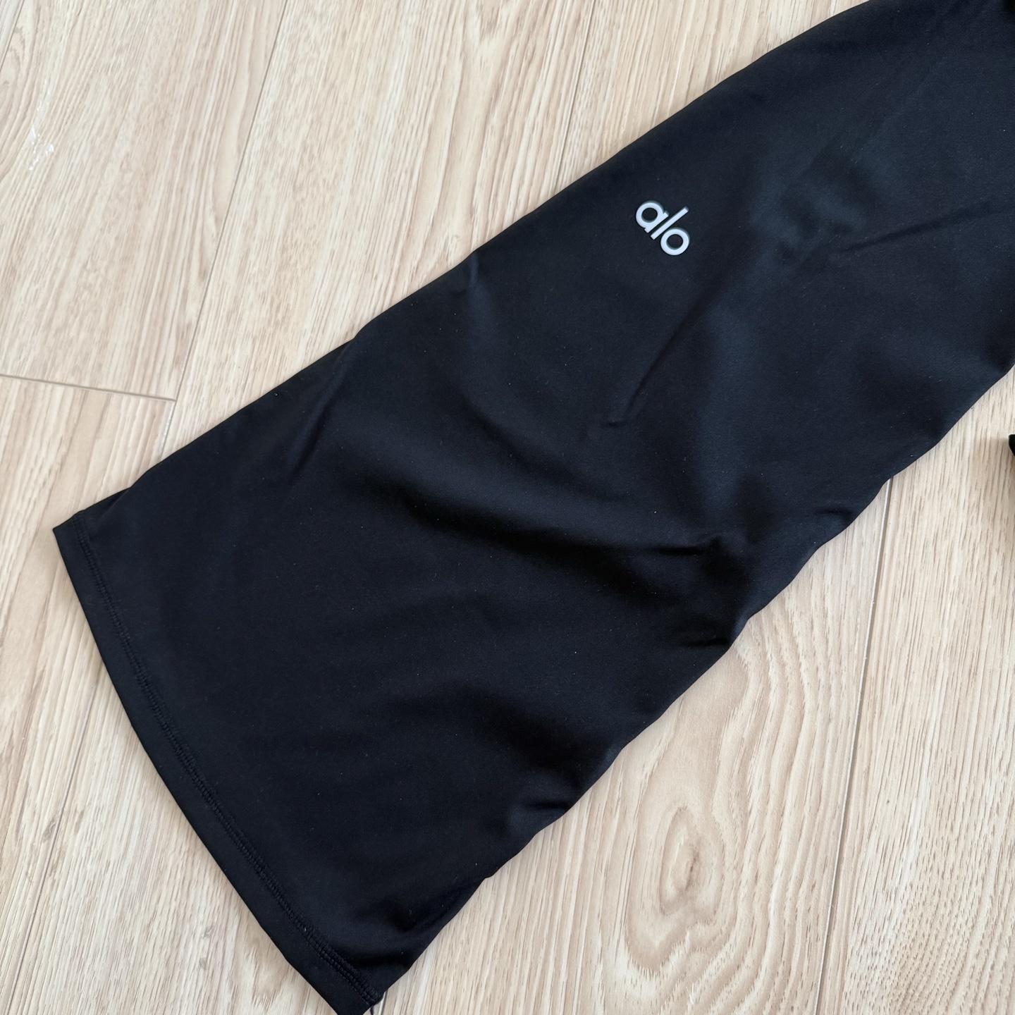 💰120
ALO YOGA 休闲运动微喇瑜伽裤｜塑形显高，自带精致线条感

ALO这款微喇瑜伽裤，集实穿性与时髦度于一体，是你瑜伽练习、日常通勤与时尚出街的多面选手。对比Lululemon，它不仅更显腿长，还更包容身形、更适合亚洲女生比例。

微喇裤型｜精准拿捏小腿至脚踝比例 经典不夸张的小喇叭剪裁，收紧大腿线条，延伸下半身视觉长度 不挑身高，小个子也能轻松驾驭，无需担心拖地或压身高 标志性腿标点缀｜简约不失高级感

采用ALO原版复合面料，具备更强支撑力与塑形效果 比起一般柔软面料，这款更具挺括度，穿上自带“束身感” 厚度适中，既有安全感又不闷热 久穿不变形，练习时不走位，日常穿也超耐磨 弹性出众，灵活包裹不勒不紧，动作再大也无束缚

不只是穿着体验，更是气质加持，真正让你“每一侧身都像在走秀”

-颜色：黑色
-尺码：XS-M

尺码   腰围   裤长   臀围    
 XS     52      102      68      
 S       55      103      72     
 M      59      104       76   