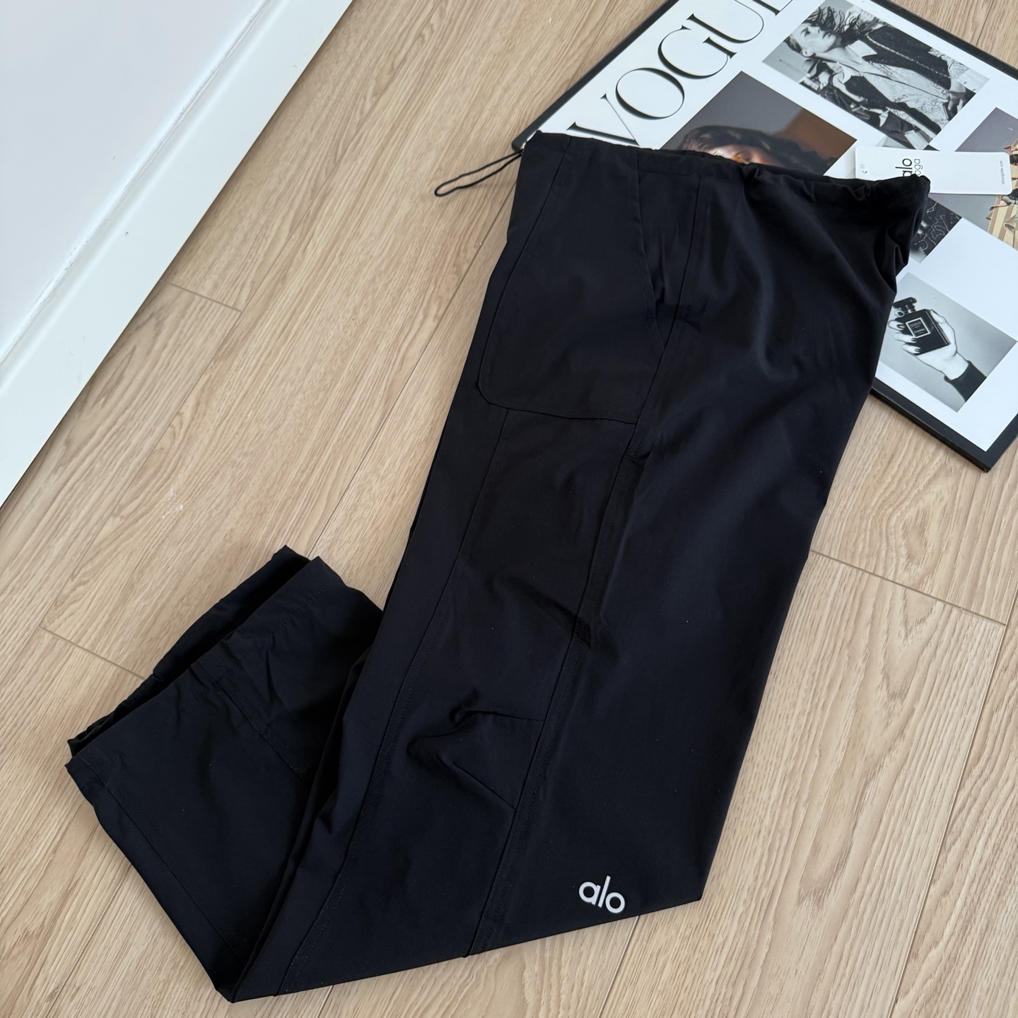 💰150
ALO机能伞兵工装裤｜松弛感穿搭的核心单品

功能与时尚并存的ALO伞兵裤，是这个夏天户外玩家与通勤达人都无法忽视的宝藏裤款。它不是传统意义上的工装裤，而是融合了运动机能与城市审美的高阶进化版，真正做到了“酷得毫不费力”

采用高性能速干科技面料，轻薄不贴肤，透气不闷汗 带有天然防晒功能，户外穿着更安心，即使在烈日下也能保持清爽自在 适合夏季全天候穿着，无论是城市通勤，还是山野露营，都能应对自如

抽绳腰头设计，兼容高腰/低腰两种穿法，随性调节穿着体验 宽松伞兵版型，遮胯显瘦，对各种腿型都异常友好 膝部立体剪裁，行走/爬山/下蹲时灵活不卡顿，提升穿着灵活性 工装口袋点缀，实用加分又不失风格感

这不仅是一条裤子，更是一种“轻松又有型”的生活状态，自带风感的伞兵裤，风格全开，舒适到底。

-颜色：黑色
-尺码：S-L

尺码     裤长    臀围    
 S         104      112      
 M        106      116     
 L          108      120   