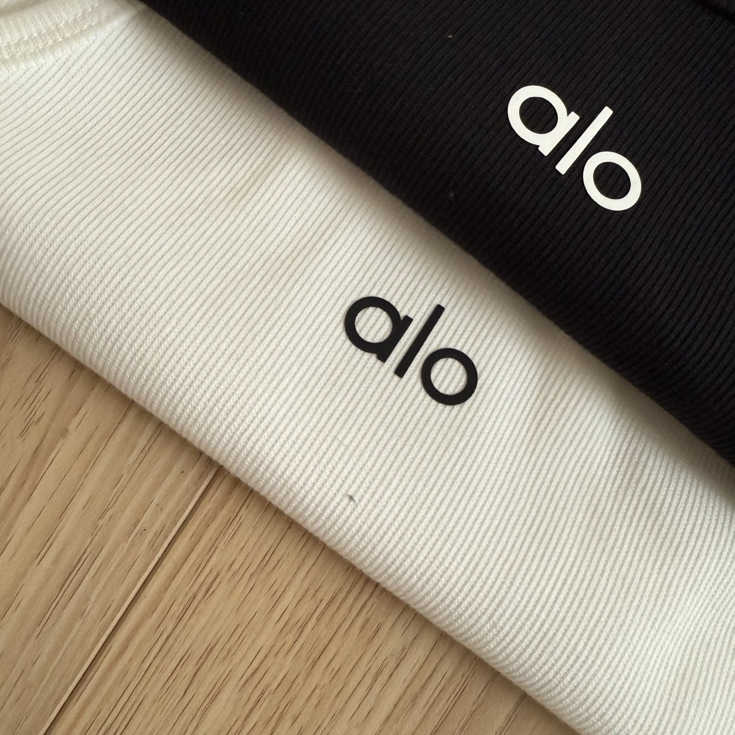 💰95
ALO短款螺纹背心|经典双色回归,锁定夏日辣感穿搭
这件ALO短款背心,简直是“小蛮腰的最佳放大器”。设计利落简约,廓形修身不紧绷,轻松适配所有高腰下装,无论运动瑜伽还是日常出街,都是百搭不费力的出镜选手。
甄选经典螺纹织法,触感软糯却富有韧性 高弹力纱线编织,延展性强,久穿不易变形、不起球 轻薄亲肤,拥有柔软裸感贴合体验 吸湿透气性能佳,夏日穿着也能清爽无负担
短款版型精准收腰,修饰比例拉长腿部线条 背心肩带宽度适中,稳定包覆不易移位 布料可轻松拉扯,回弹力优秀,不勒不垮,贴合身形不压迫
无论是健身房挥汗如雨,或是日常出街约会 搭配高腰瑜伽裤、百褶裙或牛仔短裤,都能稳稳拿捏“元气辣妹+运动气场”的双重氛围 轻盈、透气、百搭,这就是今夏不能错过的“小背心自由”。
-颜色:白色、黑色
-尺码:S-L
尺码 胸围 衣长 推荐体重(斤)
S 32 38 90-110
M 34 39 110-130
L 36 40 130-150