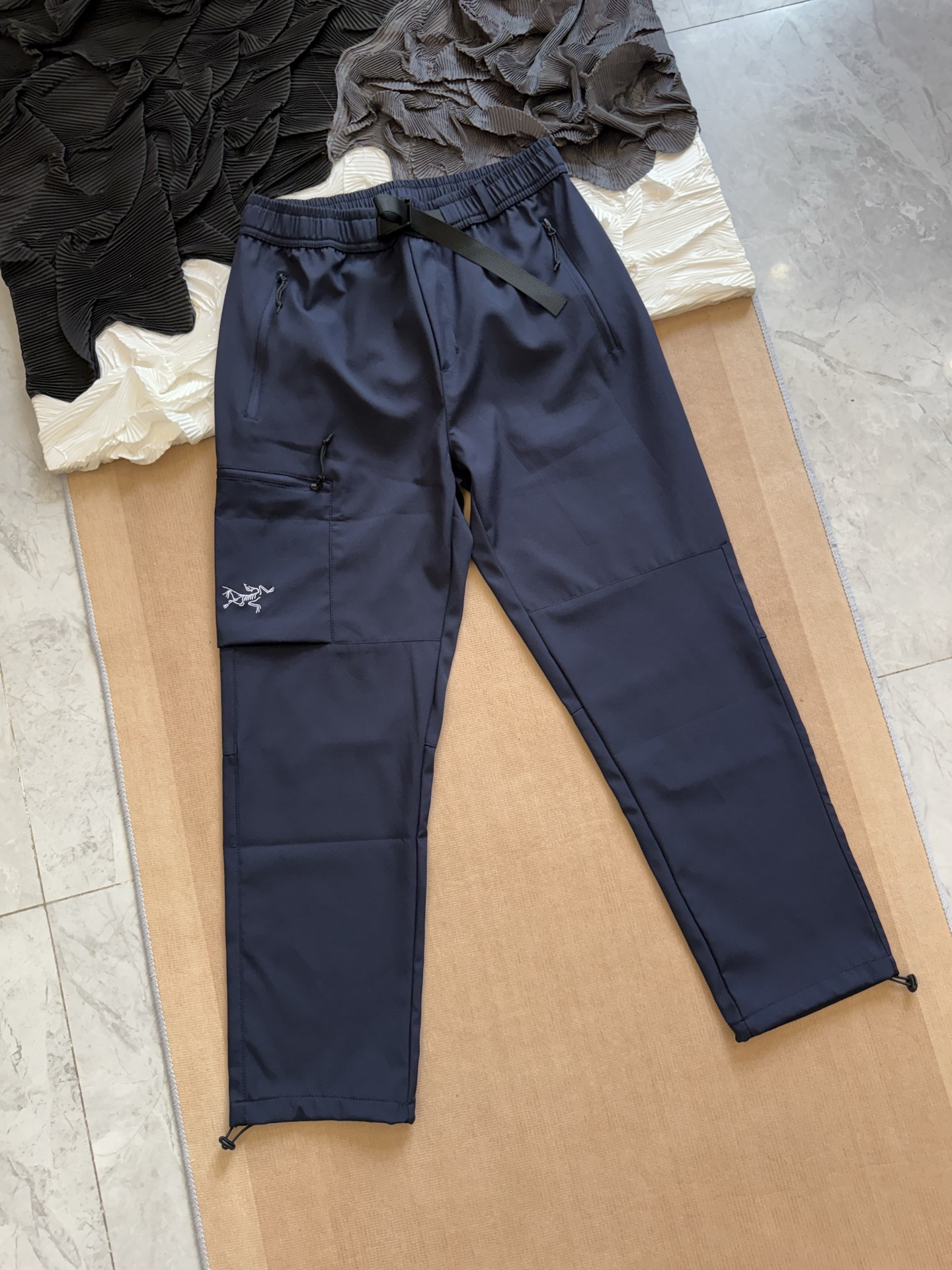 💰140
始祖鸟ARC'TERYX 多口袋工装机能长裤｜机能与舒适的平衡

精选高性能面料，轻量透气，兼具耐磨与舒适度，长时间穿着依旧自在无束。表层采用防泼水工艺处理，应对户外突发天气，出行更安心。

细节处拉链工艺顺滑稳固，侧边多功能口袋设计，不仅提升实用性，也让造型更具层次感。裤脚抽绳可调节，随心切换收口或直筒版型，满足不同场景需求。

一条裤子，既能满足户外徒步的机能需求，又能轻松融入日常休闲穿搭。简约剪裁搭配三色选择，低调百搭却暗藏巧思，是兼顾实用与品位的必备单品。

-颜色：黑色、灰色、蓝色
-尺码：L-5XL

尺码  腰围  裤长  臀围    推荐体重
 L       80      96     104      90-110
 XL     83      99     108     110-130
 2XL    86    101     112     130-150
 3XL    89    104     116     150-170
 4XL    92    106     120     170-190
 5XL    95    109     124     190-210