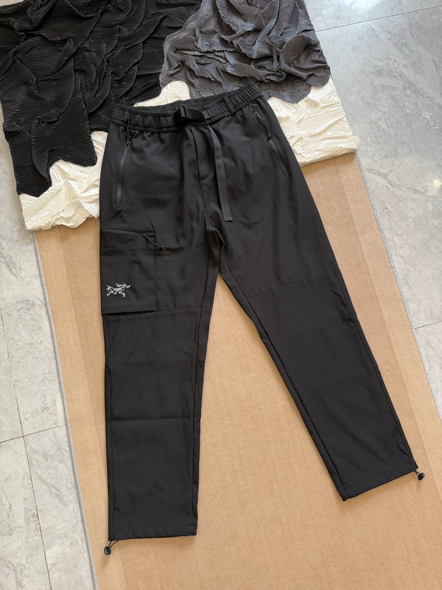 💰140
始祖鸟ARC'TERYX 多口袋工装机能长裤｜机能与舒适的平衡

精选高性能面料，轻量透气，兼具耐磨与舒适度，长时间穿着依旧自在无束。表层采用防泼水工艺处理，应对户外突发天气，出行更安心。

细节处拉链工艺顺滑稳固，侧边多功能口袋设计，不仅提升实用性，也让造型更具层次感。裤脚抽绳可调节，随心切换收口或直筒版型，满足不同场景需求。

一条裤子，既能满足户外徒步的机能需求，又能轻松融入日常休闲穿搭。简约剪裁搭配三色选择，低调百搭却暗藏巧思，是兼顾实用与品位的必备单品。

-颜色：黑色、灰色、蓝色
-尺码：L-5XL

尺码  腰围  裤长  臀围    推荐体重
 L       80      96     104      90-110
 XL     83      99     108     110-130
 2XL    86    101     112     130-150
 3XL    89    104     116     150-170
 4XL    92    106     120     170-190
 5XL    95    109     124     190-210