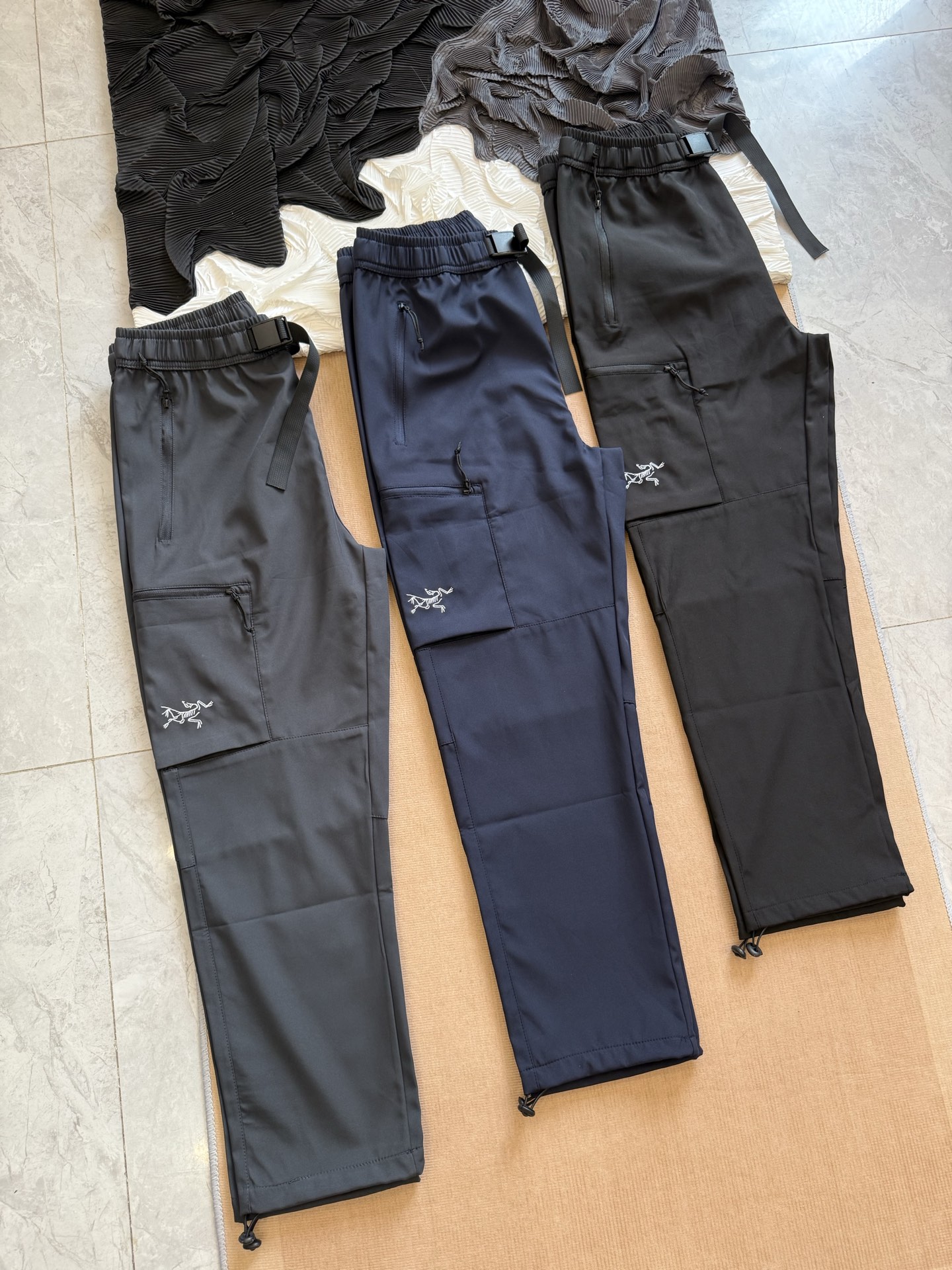 💰140
始祖鸟ARC'TERYX 多口袋工装机能长裤｜机能与舒适的平衡

精选高性能面料，轻量透气，兼具耐磨与舒适度，长时间穿着依旧自在无束。表层采用防泼水工艺处理，应对户外突发天气，出行更安心。

细节处拉链工艺顺滑稳固，侧边多功能口袋设计，不仅提升实用性，也让造型更具层次感。裤脚抽绳可调节，随心切换收口或直筒版型，满足不同场景需求。

一条裤子，既能满足户外徒步的机能需求，又能轻松融入日常休闲穿搭。简约剪裁搭配三色选择，低调百搭却暗藏巧思，是兼顾实用与品位的必备单品。

-颜色：黑色、灰色、蓝色
-尺码：L-5XL

尺码  腰围  裤长  臀围    推荐体重
 L       80      96     104      90-110
 XL     83      99     108     110-130
 2XL    86    101     112     130-150
 3XL    89    104     116     150-170
 4XL    92    106     120     170-190
 5XL    95    109     124     190-210