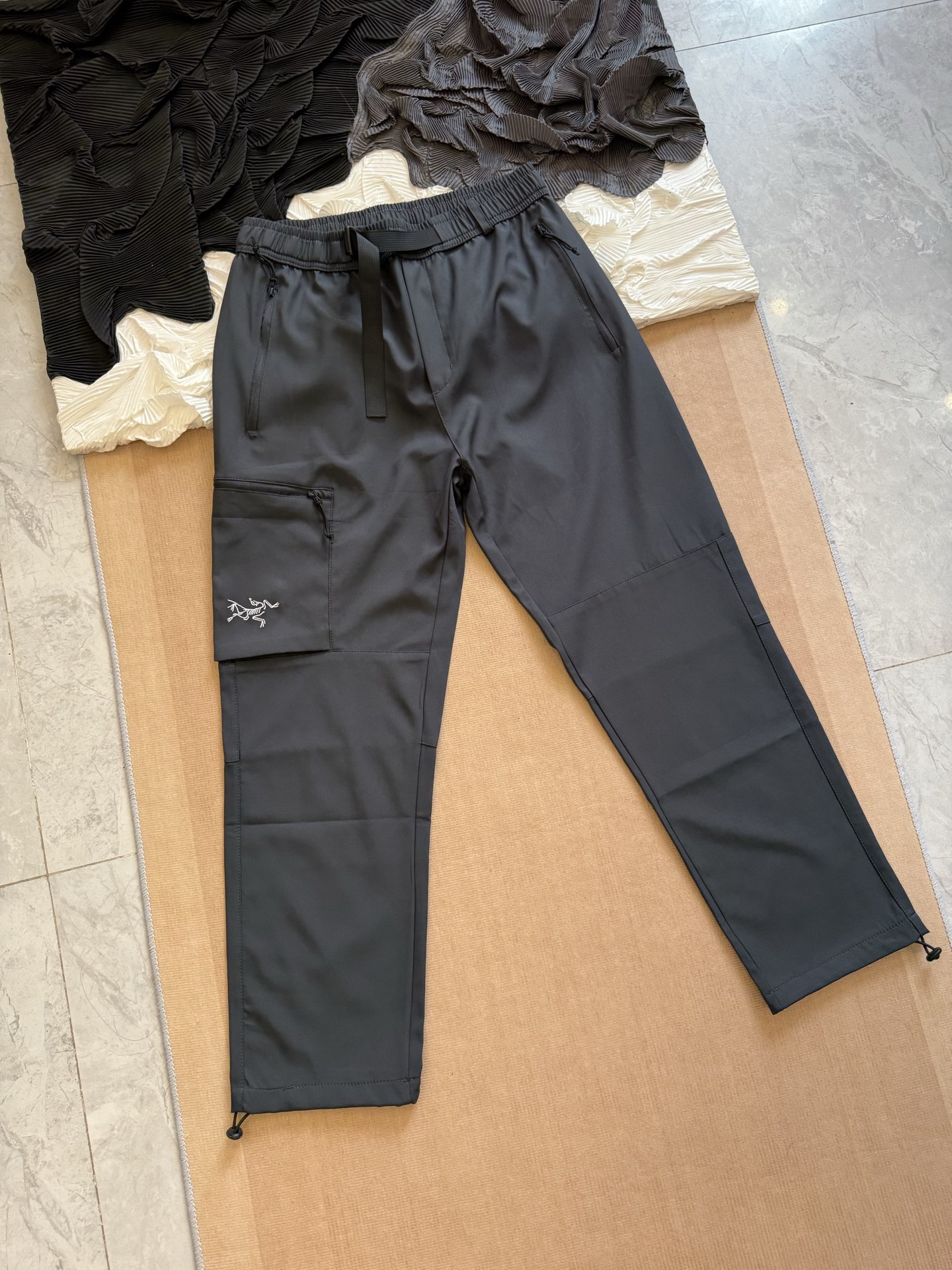 💰140
始祖鸟ARC'TERYX 多口袋工装机能长裤｜机能与舒适的平衡

精选高性能面料，轻量透气，兼具耐磨与舒适度，长时间穿着依旧自在无束。表层采用防泼水工艺处理，应对户外突发天气，出行更安心。

细节处拉链工艺顺滑稳固，侧边多功能口袋设计，不仅提升实用性，也让造型更具层次感。裤脚抽绳可调节，随心切换收口或直筒版型，满足不同场景需求。

一条裤子，既能满足户外徒步的机能需求，又能轻松融入日常休闲穿搭。简约剪裁搭配三色选择，低调百搭却暗藏巧思，是兼顾实用与品位的必备单品。

-颜色：黑色、灰色、蓝色
-尺码：L-5XL

尺码  腰围  裤长  臀围    推荐体重
 L       80      96     104      90-110
 XL     83      99     108     110-130
 2XL    86    101     112     130-150
 3XL    89    104     116     150-170
 4XL    92    106     120     170-190
 5XL    95    109     124     190-210