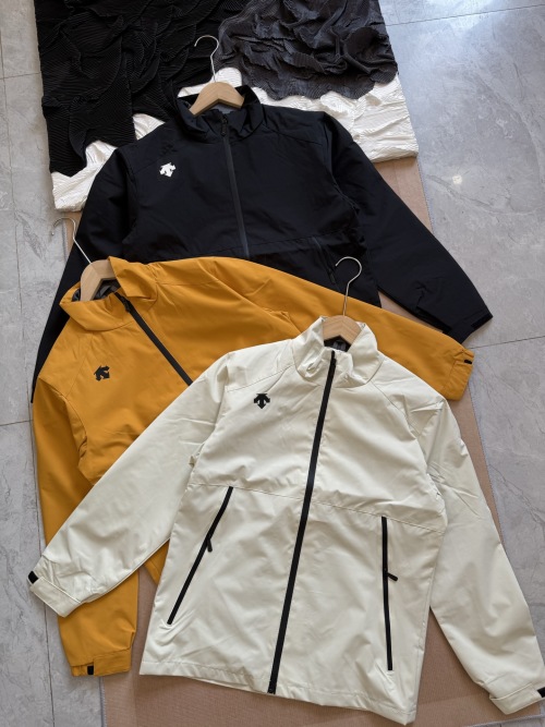 Descente Lightweight Outdoor Jacket: Windproof, Water-Resistant, Breathable 1 Descente Lightweight Outdoor Jacket: Windproof, Water-Resistant, Breathable