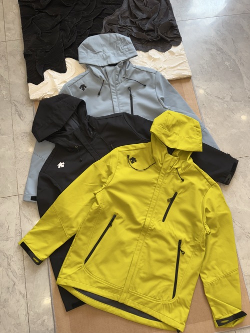 Descente Outdoor Functional Jacket: Windproof, Water-Resistant, Breathable 1 Descente Outdoor Functional Jacket: Windproof, Water-Resistant, Breathable