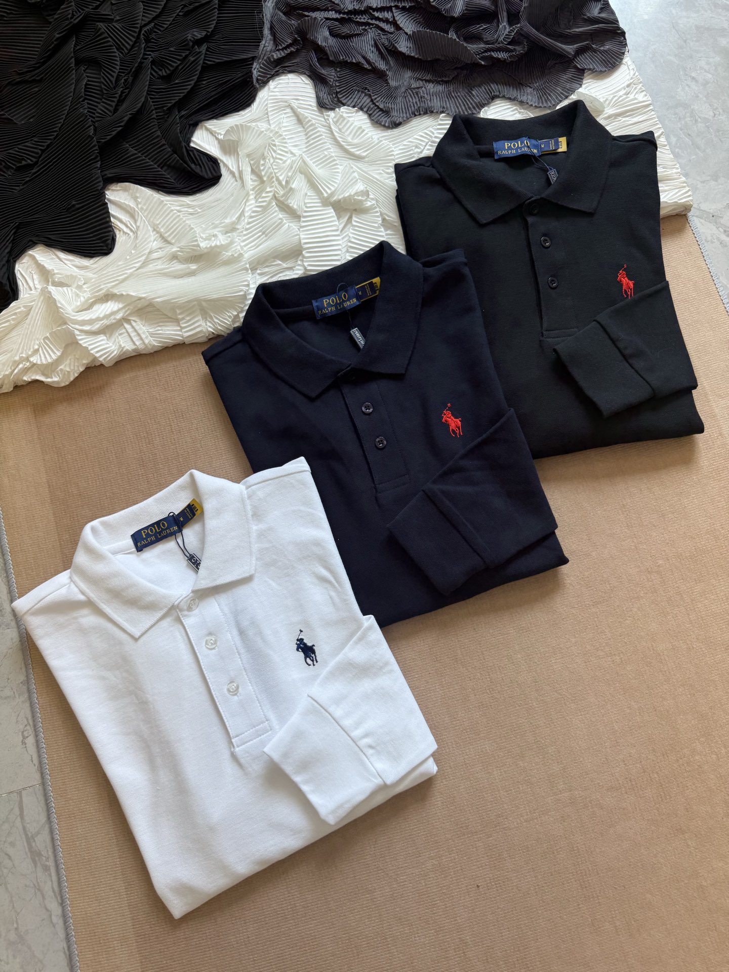 💰110
Ralph Lauren拉夫劳伦 三色经典小马刺绣 休闲基础款长袖Polo衫

采用高支数240g纯棉珠地布面料，透气不闷热，具备良好弹性与贴肤质感。无论是春夏单穿，还是秋冬内搭，都能保持干爽舒适，为日常穿搭增添轻盈体验。

每一处缝合均采用双线走针技术，牢固且耐穿。下摆采用双侧开叉设计，增强活动灵活度的同时不失版型利落。领口三粒扣设计，经典中带有变化，细节之处尽显品位。

胸前标志性Logo刺绣，黑色款搭配热烈红标，白色款搭配深蓝刺绣，凸显品牌辨识度的同时，又不失简洁大气。后领内衬带品牌织标，精致感满满。

经典色系，可正式可休闲，满足多种穿搭场景，修身剪裁，挺括有型，适合多种体型；
品牌象征 + 高品质工艺，体现穿着者的生活品位与审美高度，不止是一件Polo衫，更是日常中的质感表达。

-颜色：黑色、白色、藏青
-尺码：S-2XL

尺码   胸围  衣长  肩宽    推荐体重（斤）
 S       108     66     47     100-115
 M       112     69     48     115-130
 L        116     72      50     130-150
 XL      120     75      51     150-175
 XXL    124     78     53      175-205