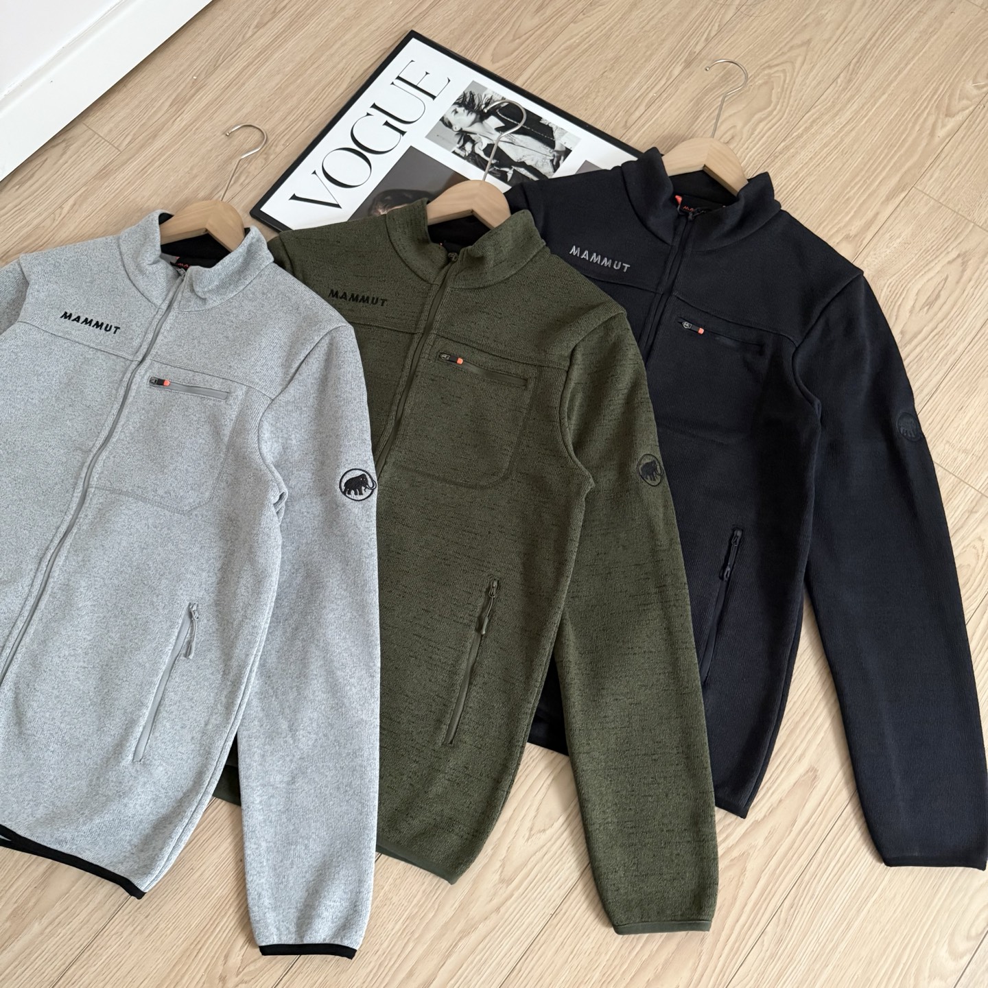 💰135
秋冬入手好物推荐 MAMMUT猛犸象 新款 加绒立领针织夹克
一件兼具保暖与质感的户外单品,官网同步上新。选用高品质针织复合加绒面料,触感柔软细腻,内层绒感温暖贴肤,舒适度满分。
立体剪裁结构让版型更挺拔利落,活动自如又不显臃肿。胸前实用拉链口袋搭配重工刺绣Logo,层次感和辨识度兼备。领口绒布拼接设计提升整体质感,袖口与下摆包边工艺稳固不易变形。
无论通勤穿搭还是户外出行,都能轻松驾驭,温暖与颜值并存,是秋冬衣橱不可或缺的一件实穿夹克。
-颜色:黑色、绿色、灰色
-尺码:M-3XL
尺码 胸围 衣长 肩宽 推荐体重(斤)
M 108 68 44 100-120
L 112 70 45 120-140
XL 116 72 46 140-160
XXL 120 74 47 160-180
3XL 124 76 49 180-200