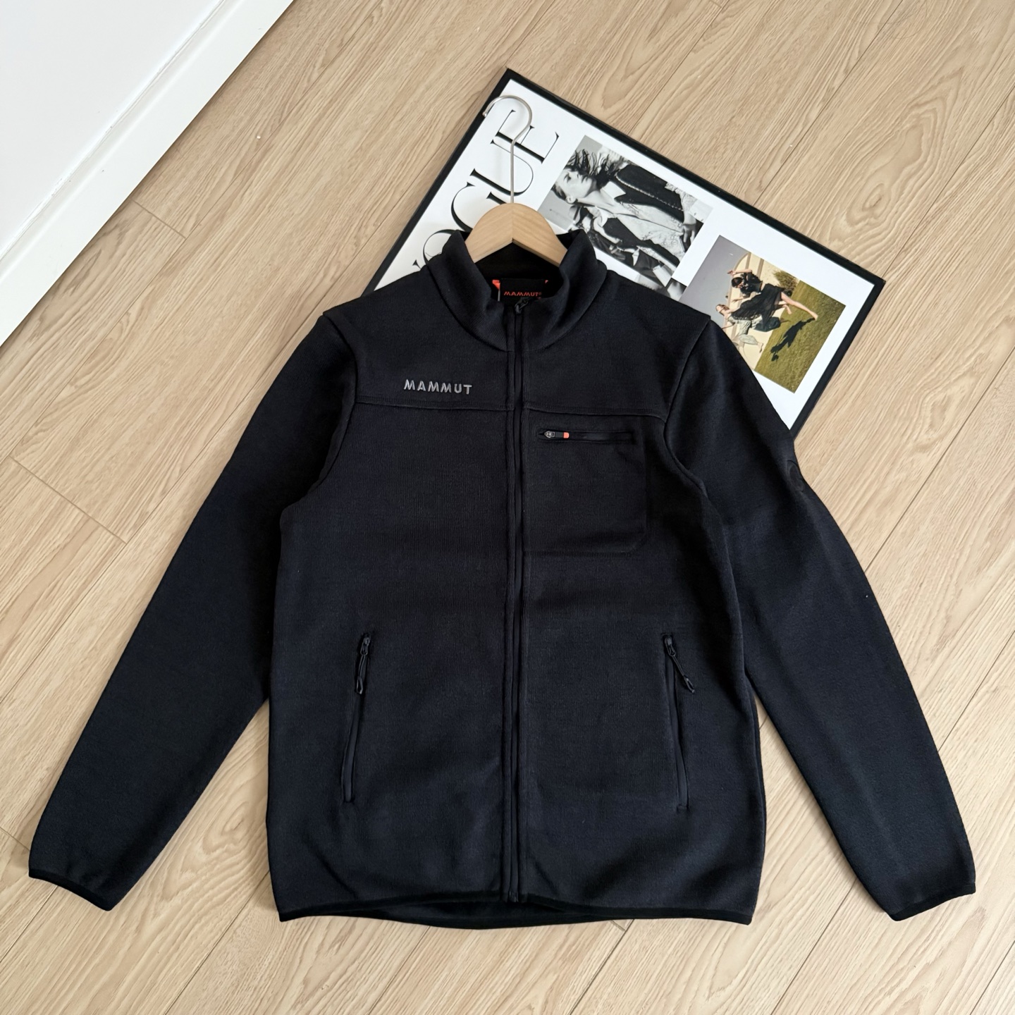 💰135
秋冬入手好物推荐 MAMMUT猛犸象 新款 加绒立领针织夹克
一件兼具保暖与质感的户外单品,官网同步上新。选用高品质针织复合加绒面料,触感柔软细腻,内层绒感温暖贴肤,舒适度满分。
立体剪裁结构让版型更挺拔利落,活动自如又不显臃肿。胸前实用拉链口袋搭配重工刺绣Logo,层次感和辨识度兼备。领口绒布拼接设计提升整体质感,袖口与下摆包边工艺稳固不易变形。
无论通勤穿搭还是户外出行,都能轻松驾驭,温暖与颜值并存,是秋冬衣橱不可或缺的一件实穿夹克。
-颜色:黑色、绿色、灰色
-尺码:M-3XL
尺码 胸围 衣长 肩宽 推荐体重(斤)
M 108 68 44 100-120
L 112 70 45 120-140
XL 116 72 46 140-160
XXL 120 74 47 160-180
3XL 124 76 49 180-200