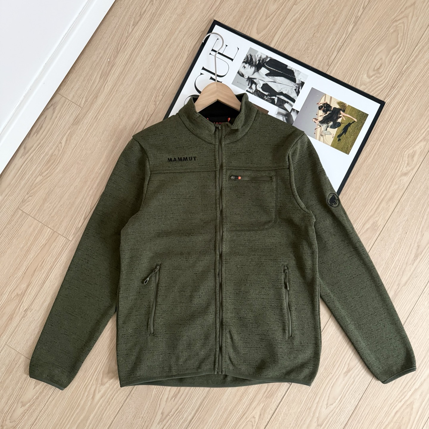 💰135
秋冬入手好物推荐 MAMMUT猛犸象 新款 加绒立领针织夹克
一件兼具保暖与质感的户外单品,官网同步上新。选用高品质针织复合加绒面料,触感柔软细腻,内层绒感温暖贴肤,舒适度满分。
立体剪裁结构让版型更挺拔利落,活动自如又不显臃肿。胸前实用拉链口袋搭配重工刺绣Logo,层次感和辨识度兼备。领口绒布拼接设计提升整体质感,袖口与下摆包边工艺稳固不易变形。
无论通勤穿搭还是户外出行,都能轻松驾驭,温暖与颜值并存,是秋冬衣橱不可或缺的一件实穿夹克。
-颜色:黑色、绿色、灰色
-尺码:M-3XL
尺码 胸围 衣长 肩宽 推荐体重(斤)
M 108 68 44 100-120
L 112 70 45 120-140
XL 116 72 46 140-160
XXL 120 74 47 160-180
3XL 124 76 49 180-200