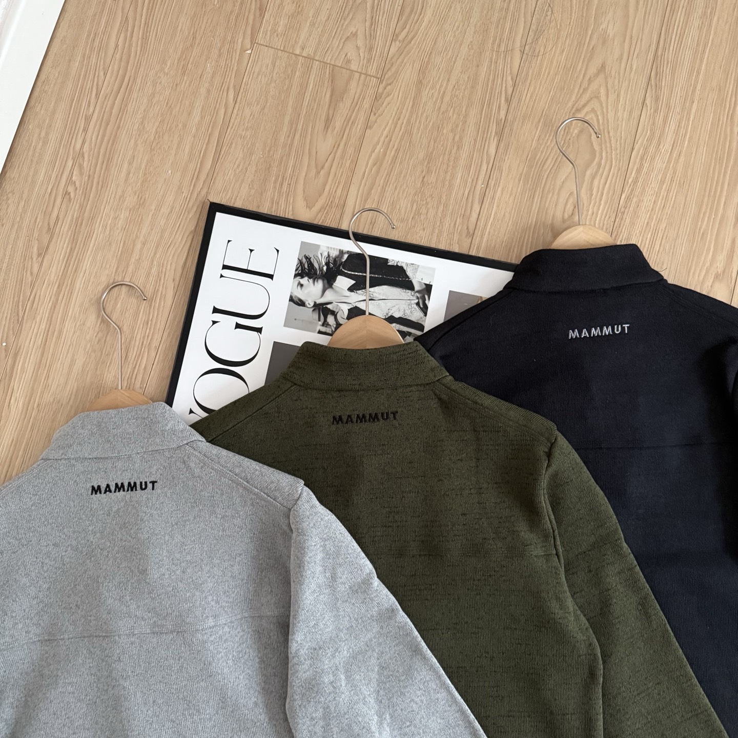 💰135
秋冬入手好物推荐 MAMMUT猛犸象 新款 加绒立领针织夹克
一件兼具保暖与质感的户外单品,官网同步上新。选用高品质针织复合加绒面料,触感柔软细腻,内层绒感温暖贴肤,舒适度满分。
立体剪裁结构让版型更挺拔利落,活动自如又不显臃肿。胸前实用拉链口袋搭配重工刺绣Logo,层次感和辨识度兼备。领口绒布拼接设计提升整体质感,袖口与下摆包边工艺稳固不易变形。
无论通勤穿搭还是户外出行,都能轻松驾驭,温暖与颜值并存,是秋冬衣橱不可或缺的一件实穿夹克。
-颜色:黑色、绿色、灰色
-尺码:M-3XL
尺码 胸围 衣长 肩宽 推荐体重(斤)
M 108 68 44 100-120
L 112 70 45 120-140
XL 116 72 46 140-160
XXL 120 74 47 160-180
3XL 124 76 49 180-200