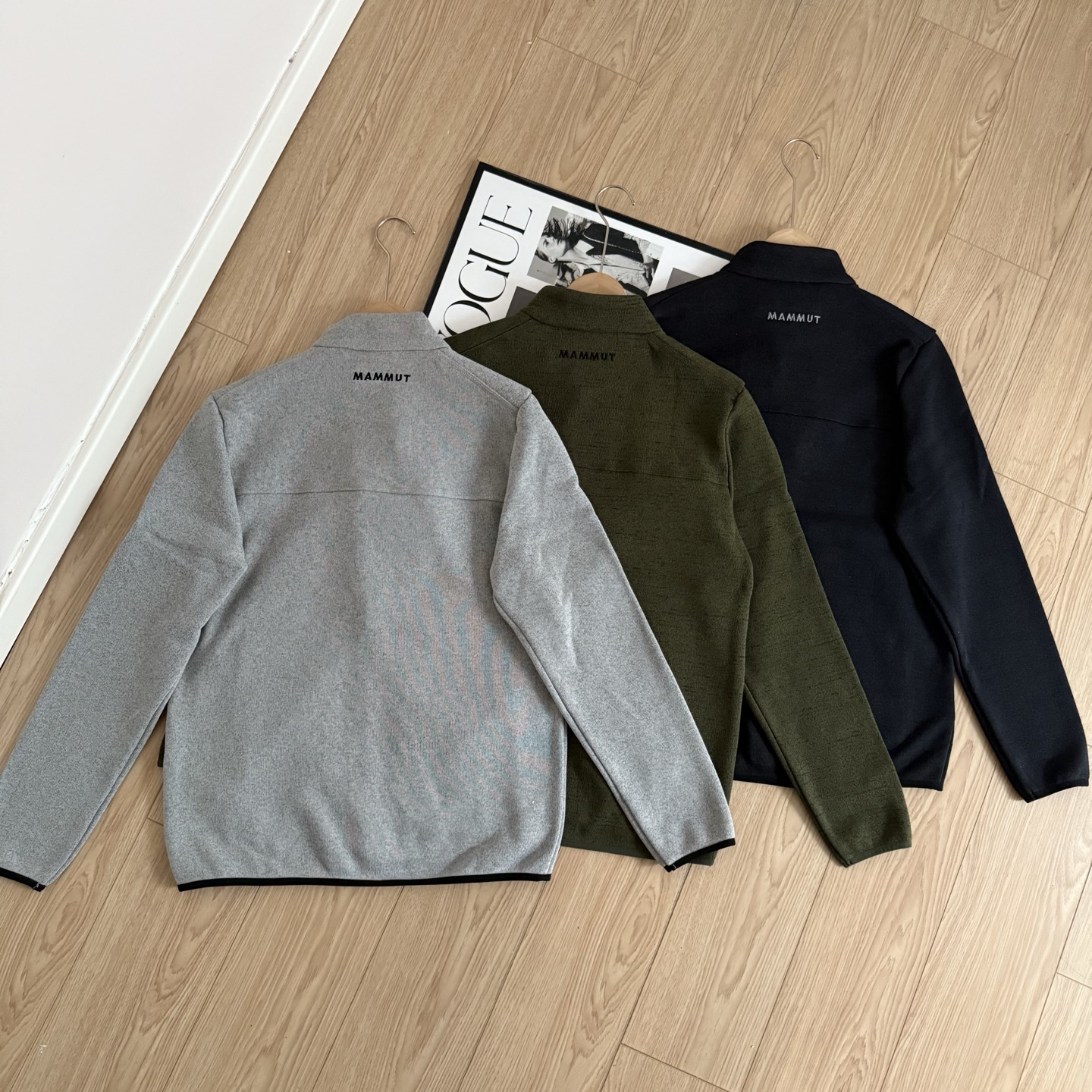 💰135
秋冬入手好物推荐 MAMMUT猛犸象 新款 加绒立领针织夹克
一件兼具保暖与质感的户外单品,官网同步上新。选用高品质针织复合加绒面料,触感柔软细腻,内层绒感温暖贴肤,舒适度满分。
立体剪裁结构让版型更挺拔利落,活动自如又不显臃肿。胸前实用拉链口袋搭配重工刺绣Logo,层次感和辨识度兼备。领口绒布拼接设计提升整体质感,袖口与下摆包边工艺稳固不易变形。
无论通勤穿搭还是户外出行,都能轻松驾驭,温暖与颜值并存,是秋冬衣橱不可或缺的一件实穿夹克。
-颜色:黑色、绿色、灰色
-尺码:M-3XL
尺码 胸围 衣长 肩宽 推荐体重(斤)
M 108 68 44 100-120
L 112 70 45 120-140
XL 116 72 46 140-160
XXL 120 74 47 160-180
3XL 124 76 49 180-200