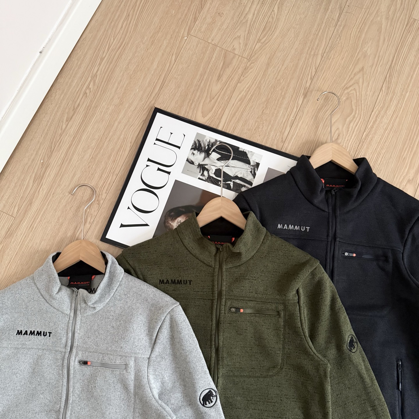 💰135
秋冬入手好物推荐 MAMMUT猛犸象 新款 加绒立领针织夹克
一件兼具保暖与质感的户外单品,官网同步上新。选用高品质针织复合加绒面料,触感柔软细腻,内层绒感温暖贴肤,舒适度满分。
立体剪裁结构让版型更挺拔利落,活动自如又不显臃肿。胸前实用拉链口袋搭配重工刺绣Logo,层次感和辨识度兼备。领口绒布拼接设计提升整体质感,袖口与下摆包边工艺稳固不易变形。
无论通勤穿搭还是户外出行,都能轻松驾驭,温暖与颜值并存,是秋冬衣橱不可或缺的一件实穿夹克。
-颜色:黑色、绿色、灰色
-尺码:M-3XL
尺码 胸围 衣长 肩宽 推荐体重(斤)
M 108 68 44 100-120
L 112 70 45 120-140
XL 116 72 46 140-160
XXL 120 74 47 160-180
3XL 124 76 49 180-200