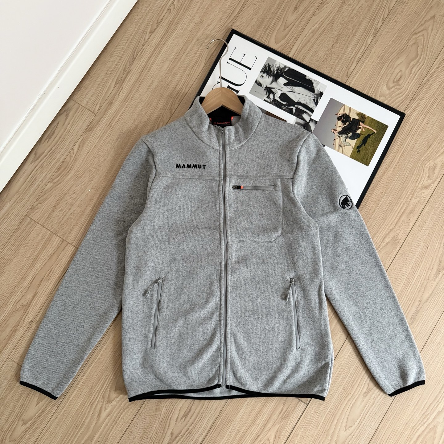 💰135
秋冬入手好物推荐 MAMMUT猛犸象 新款 加绒立领针织夹克
一件兼具保暖与质感的户外单品,官网同步上新。选用高品质针织复合加绒面料,触感柔软细腻,内层绒感温暖贴肤,舒适度满分。
立体剪裁结构让版型更挺拔利落,活动自如又不显臃肿。胸前实用拉链口袋搭配重工刺绣Logo,层次感和辨识度兼备。领口绒布拼接设计提升整体质感,袖口与下摆包边工艺稳固不易变形。
无论通勤穿搭还是户外出行,都能轻松驾驭,温暖与颜值并存,是秋冬衣橱不可或缺的一件实穿夹克。
-颜色:黑色、绿色、灰色
-尺码:M-3XL
尺码 胸围 衣长 肩宽 推荐体重(斤)
M 108 68 44 100-120
L 112 70 45 120-140
XL 116 72 46 140-160
XXL 120 74 47 160-180
3XL 124 76 49 180-200