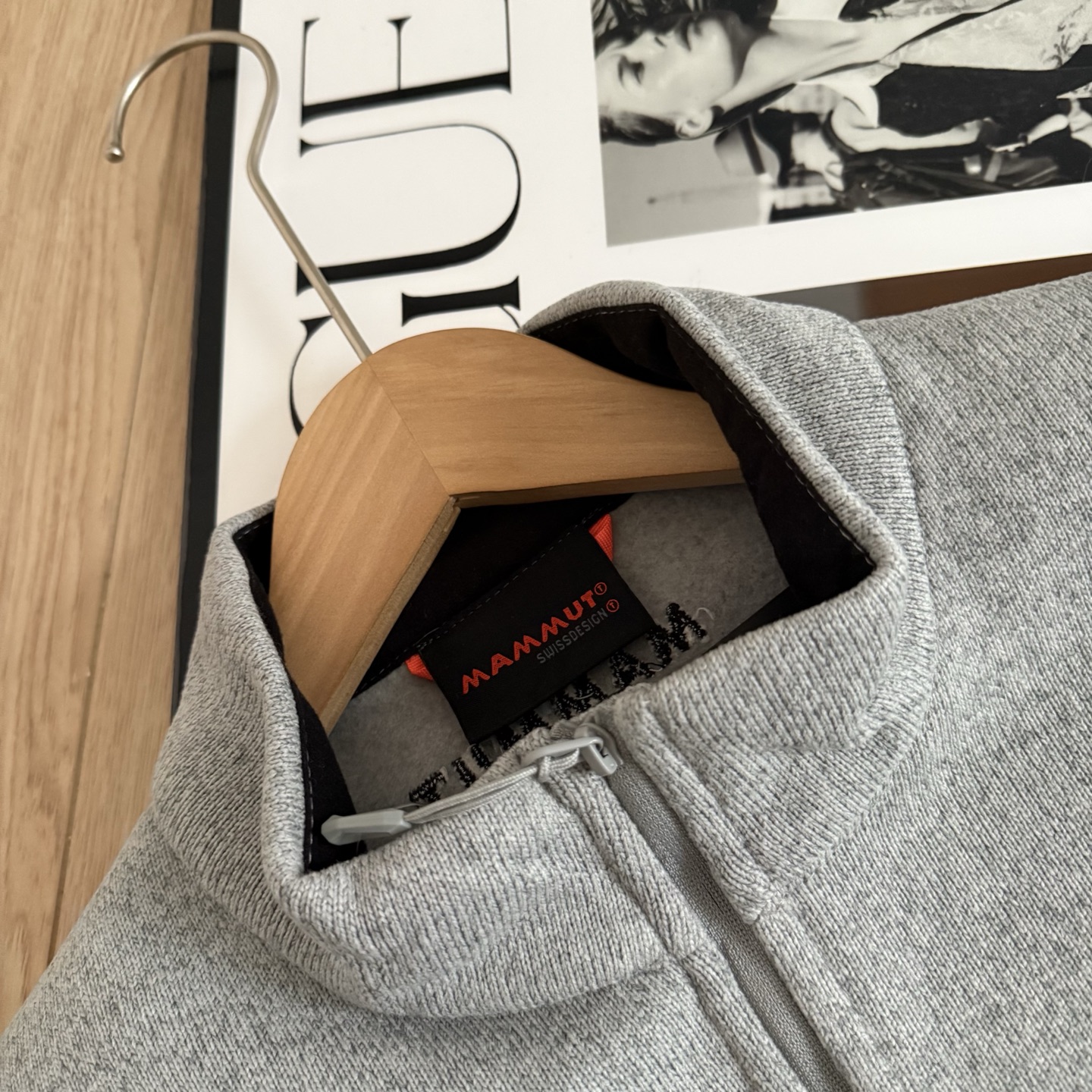 💰135
秋冬入手好物推荐 MAMMUT猛犸象 新款 加绒立领针织夹克
一件兼具保暖与质感的户外单品,官网同步上新。选用高品质针织复合加绒面料,触感柔软细腻,内层绒感温暖贴肤,舒适度满分。
立体剪裁结构让版型更挺拔利落,活动自如又不显臃肿。胸前实用拉链口袋搭配重工刺绣Logo,层次感和辨识度兼备。领口绒布拼接设计提升整体质感,袖口与下摆包边工艺稳固不易变形。
无论通勤穿搭还是户外出行,都能轻松驾驭,温暖与颜值并存,是秋冬衣橱不可或缺的一件实穿夹克。
-颜色:黑色、绿色、灰色
-尺码:M-3XL
尺码 胸围 衣长 肩宽 推荐体重(斤)
M 108 68 44 100-120
L 112 70 45 120-140
XL 116 72 46 140-160
XXL 120 74 47 160-180
3XL 124 76 49 180-200