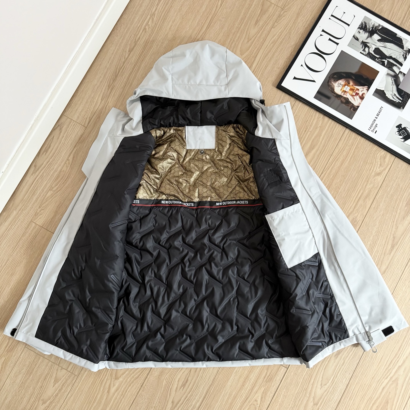 💰185
KAILAS凯乐石刺绣logo户外保暖棉服 从户外到城市 都能稳稳抗住寒冬的实战型外套

面料采用GORE-TEX防风防泼水科技面料，具有高效阻风抗湿能力。户外遇到雨雪、泥水或湿冷环境，也能形成坚固保护层，减少寒风入侵，同时具备透湿性能，活动流汗也不闷不湿，保持身体干爽舒适。

内里填充高蓬松轻量化保暖棉，即使不臃肿，也能快速锁温。在寒风刺骨的天气，依旧保持身体热能，轻盈却暖到“省力”，户外行动不受束缚。

工艺方面采用全压胶密封技术，细节结构做到稳固防渗，让面料与缝线处都形成完整防护；立体剪裁设计搭配可调节风帽，高领结构加持，全面提升抗冻能力，上身廓形利落挺括，实穿更显干净有型。

细节处理也很讲究。袖口魔术贴自由调节松紧，防止冷风从腕部进入；两侧防水拉链口袋容量足够日常使用，内部设有安全胸袋方便收纳贵重物品。整件服装触感干爽顺滑，穿着轻松无负担。

这是一件结合科技性能与轻量保暖体验的户外棉服。拒绝笨重，保暖稳妥，防风抗湿，舒适灵活。无论是城市通勤、出游露营、徒步登山，还是作为冬季日常穿搭，都能做到外形简洁、功能满格。黑色沉稳百搭，灰色低调干净，一件即可撑过整个冬天。

-颜色：黑色、灰白色
-尺码：M-4XL

尺码   胸围  衣长  肩宽    推荐体重（斤）
 M       103     65     48     100-115
 L        107     67      50     115-130
 XL      111     69      51     130-150
 XXL    115     71     53      150-170
 3XL     118     72     54     170-190
 4XL     121     74     56     190-210