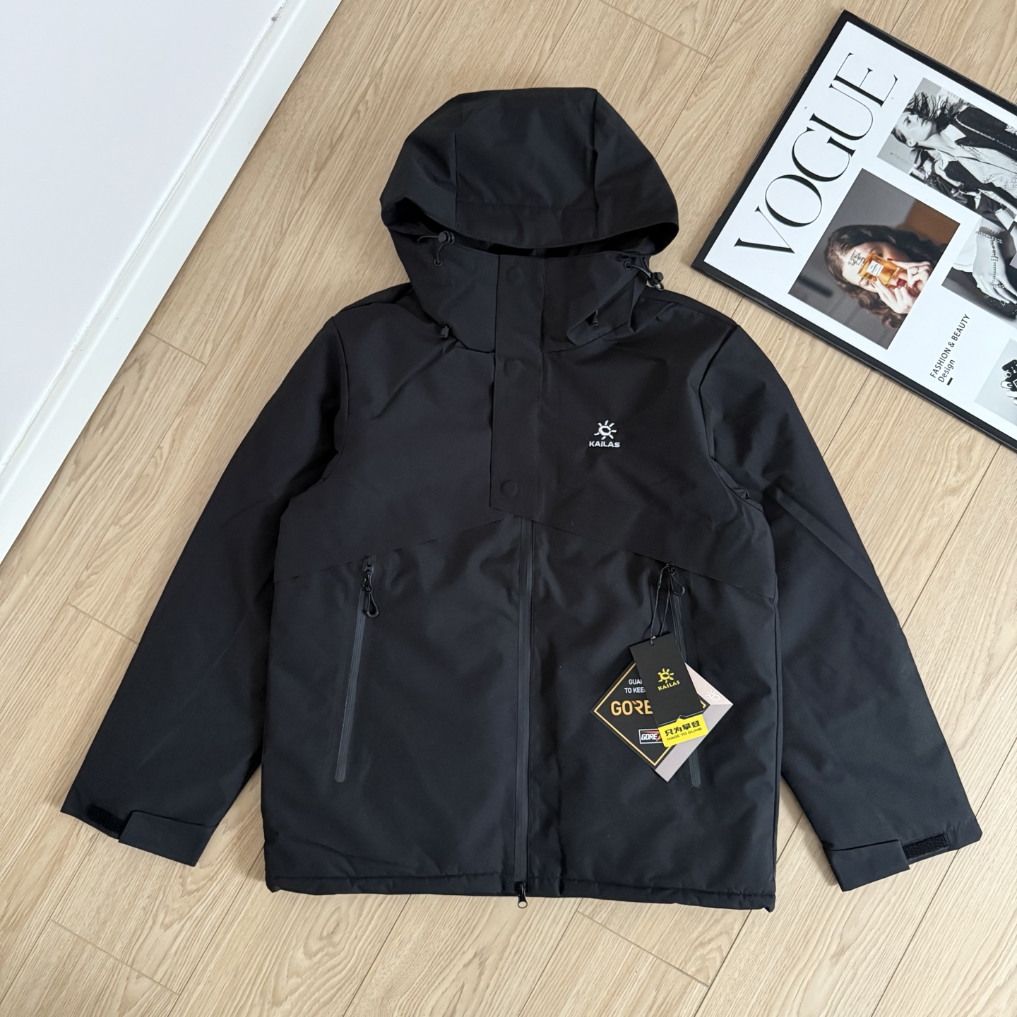 💰185
KAILAS凯乐石刺绣logo户外保暖棉服 从户外到城市 都能稳稳抗住寒冬的实战型外套

面料采用GORE-TEX防风防泼水科技面料，具有高效阻风抗湿能力。户外遇到雨雪、泥水或湿冷环境，也能形成坚固保护层，减少寒风入侵，同时具备透湿性能，活动流汗也不闷不湿，保持身体干爽舒适。

内里填充高蓬松轻量化保暖棉，即使不臃肿，也能快速锁温。在寒风刺骨的天气，依旧保持身体热能，轻盈却暖到“省力”，户外行动不受束缚。

工艺方面采用全压胶密封技术，细节结构做到稳固防渗，让面料与缝线处都形成完整防护；立体剪裁设计搭配可调节风帽，高领结构加持，全面提升抗冻能力，上身廓形利落挺括，实穿更显干净有型。

细节处理也很讲究。袖口魔术贴自由调节松紧，防止冷风从腕部进入；两侧防水拉链口袋容量足够日常使用，内部设有安全胸袋方便收纳贵重物品。整件服装触感干爽顺滑，穿着轻松无负担。

这是一件结合科技性能与轻量保暖体验的户外棉服。拒绝笨重，保暖稳妥，防风抗湿，舒适灵活。无论是城市通勤、出游露营、徒步登山，还是作为冬季日常穿搭，都能做到外形简洁、功能满格。黑色沉稳百搭，灰色低调干净，一件即可撑过整个冬天。

-颜色：黑色、灰白色
-尺码：M-4XL

尺码   胸围  衣长  肩宽    推荐体重（斤）
 M       103     65     48     100-115
 L        107     67      50     115-130
 XL      111     69      51     130-150
 XXL    115     71     53      150-170
 3XL     118     72     54     170-190
 4XL     121     74     56     190-210
