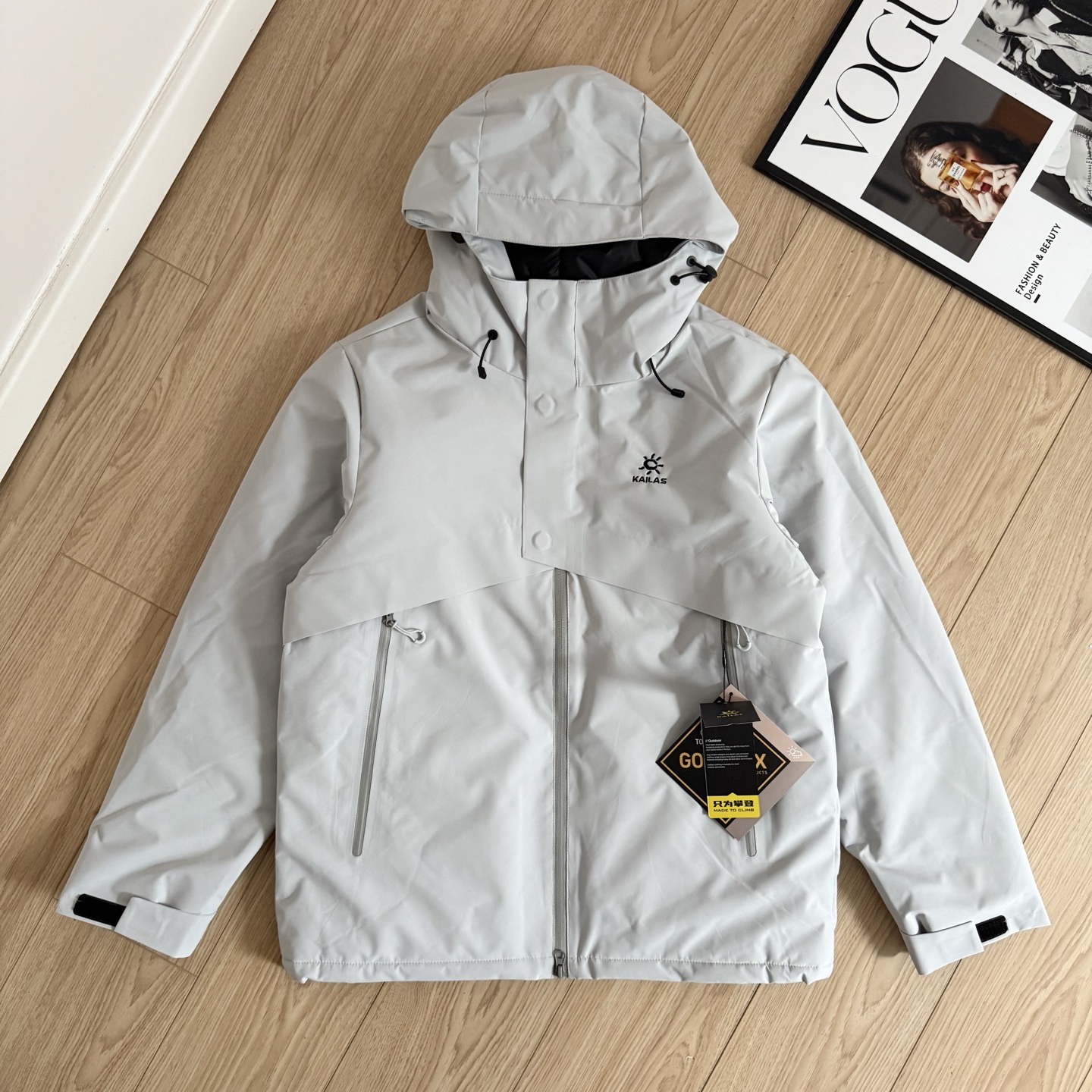 💰185
KAILAS凯乐石刺绣logo户外保暖棉服 从户外到城市 都能稳稳抗住寒冬的实战型外套

面料采用GORE-TEX防风防泼水科技面料，具有高效阻风抗湿能力。户外遇到雨雪、泥水或湿冷环境，也能形成坚固保护层，减少寒风入侵，同时具备透湿性能，活动流汗也不闷不湿，保持身体干爽舒适。

内里填充高蓬松轻量化保暖棉，即使不臃肿，也能快速锁温。在寒风刺骨的天气，依旧保持身体热能，轻盈却暖到“省力”，户外行动不受束缚。

工艺方面采用全压胶密封技术，细节结构做到稳固防渗，让面料与缝线处都形成完整防护；立体剪裁设计搭配可调节风帽，高领结构加持，全面提升抗冻能力，上身廓形利落挺括，实穿更显干净有型。

细节处理也很讲究。袖口魔术贴自由调节松紧，防止冷风从腕部进入；两侧防水拉链口袋容量足够日常使用，内部设有安全胸袋方便收纳贵重物品。整件服装触感干爽顺滑，穿着轻松无负担。

这是一件结合科技性能与轻量保暖体验的户外棉服。拒绝笨重，保暖稳妥，防风抗湿，舒适灵活。无论是城市通勤、出游露营、徒步登山，还是作为冬季日常穿搭，都能做到外形简洁、功能满格。黑色沉稳百搭，灰色低调干净，一件即可撑过整个冬天。

-颜色：黑色、灰白色
-尺码：M-4XL

尺码   胸围  衣长  肩宽    推荐体重（斤）
 M       103     65     48     100-115
 L        107     67      50     115-130
 XL      111     69      51     130-150
 XXL    115     71     53      150-170
 3XL     118     72     54     170-190
 4XL     121     74     56     190-210