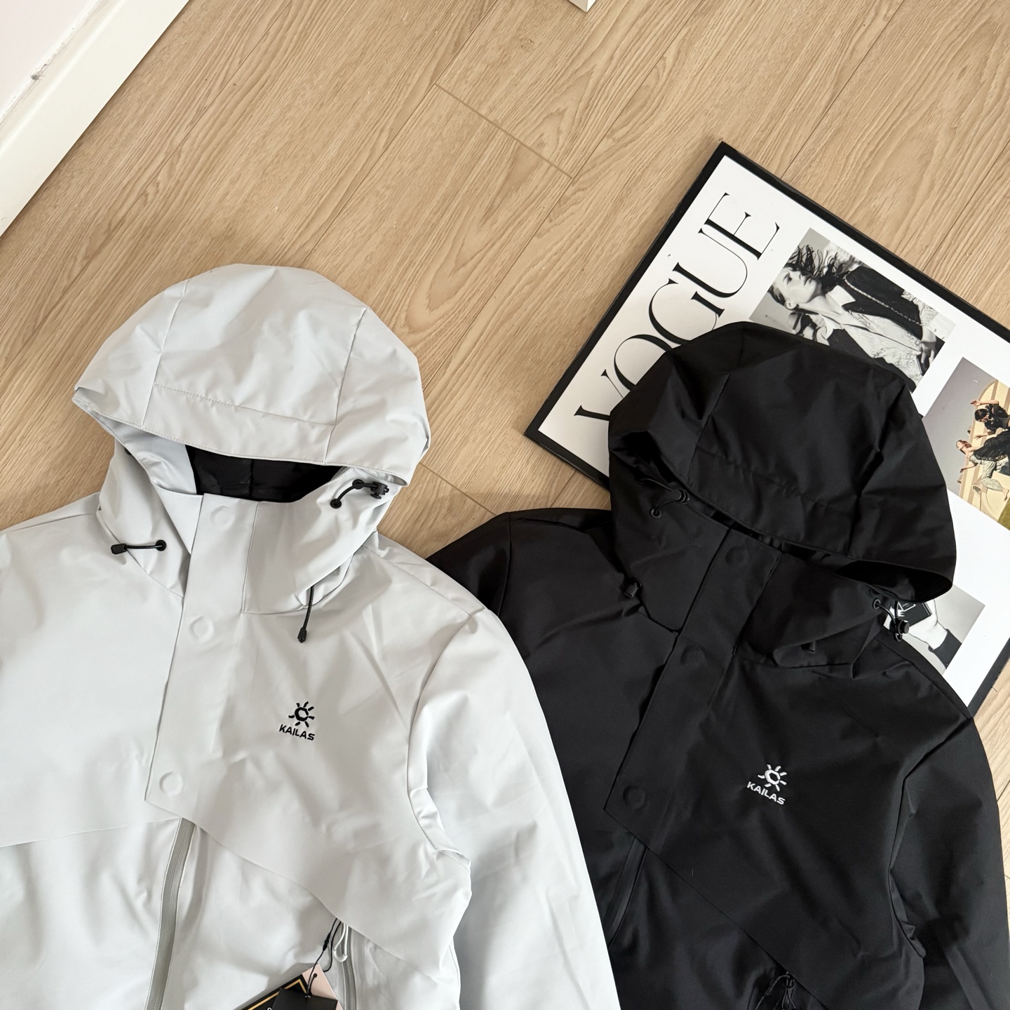 💰185
KAILAS凯乐石刺绣logo户外保暖棉服 从户外到城市 都能稳稳抗住寒冬的实战型外套

面料采用GORE-TEX防风防泼水科技面料，具有高效阻风抗湿能力。户外遇到雨雪、泥水或湿冷环境，也能形成坚固保护层，减少寒风入侵，同时具备透湿性能，活动流汗也不闷不湿，保持身体干爽舒适。

内里填充高蓬松轻量化保暖棉，即使不臃肿，也能快速锁温。在寒风刺骨的天气，依旧保持身体热能，轻盈却暖到“省力”，户外行动不受束缚。

工艺方面采用全压胶密封技术，细节结构做到稳固防渗，让面料与缝线处都形成完整防护；立体剪裁设计搭配可调节风帽，高领结构加持，全面提升抗冻能力，上身廓形利落挺括，实穿更显干净有型。

细节处理也很讲究。袖口魔术贴自由调节松紧，防止冷风从腕部进入；两侧防水拉链口袋容量足够日常使用，内部设有安全胸袋方便收纳贵重物品。整件服装触感干爽顺滑，穿着轻松无负担。

这是一件结合科技性能与轻量保暖体验的户外棉服。拒绝笨重，保暖稳妥，防风抗湿，舒适灵活。无论是城市通勤、出游露营、徒步登山，还是作为冬季日常穿搭，都能做到外形简洁、功能满格。黑色沉稳百搭，灰色低调干净，一件即可撑过整个冬天。

-颜色：黑色、灰白色
-尺码：M-4XL

尺码   胸围  衣长  肩宽    推荐体重（斤）
 M       103     65     48     100-115
 L        107     67      50     115-130
 XL      111     69      51     130-150
 XXL    115     71     53      150-170
 3XL     118     72     54     170-190
 4XL     121     74     56     190-210