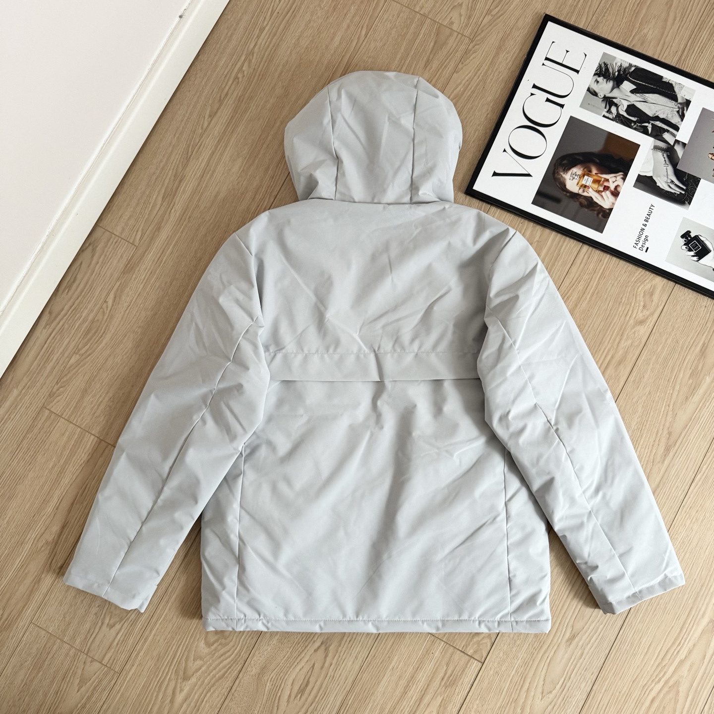 💰185
KAILAS凯乐石刺绣logo户外保暖棉服 从户外到城市 都能稳稳抗住寒冬的实战型外套

面料采用GORE-TEX防风防泼水科技面料，具有高效阻风抗湿能力。户外遇到雨雪、泥水或湿冷环境，也能形成坚固保护层，减少寒风入侵，同时具备透湿性能，活动流汗也不闷不湿，保持身体干爽舒适。

内里填充高蓬松轻量化保暖棉，即使不臃肿，也能快速锁温。在寒风刺骨的天气，依旧保持身体热能，轻盈却暖到“省力”，户外行动不受束缚。

工艺方面采用全压胶密封技术，细节结构做到稳固防渗，让面料与缝线处都形成完整防护；立体剪裁设计搭配可调节风帽，高领结构加持，全面提升抗冻能力，上身廓形利落挺括，实穿更显干净有型。

细节处理也很讲究。袖口魔术贴自由调节松紧，防止冷风从腕部进入；两侧防水拉链口袋容量足够日常使用，内部设有安全胸袋方便收纳贵重物品。整件服装触感干爽顺滑，穿着轻松无负担。

这是一件结合科技性能与轻量保暖体验的户外棉服。拒绝笨重，保暖稳妥，防风抗湿，舒适灵活。无论是城市通勤、出游露营、徒步登山，还是作为冬季日常穿搭，都能做到外形简洁、功能满格。黑色沉稳百搭，灰色低调干净，一件即可撑过整个冬天。

-颜色：黑色、灰白色
-尺码：M-4XL

尺码   胸围  衣长  肩宽    推荐体重（斤）
 M       103     65     48     100-115
 L        107     67      50     115-130
 XL      111     69      51     130-150
 XXL    115     71     53      150-170
 3XL     118     72     54     170-190
 4XL     121     74     56     190-210